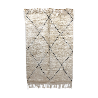 Moroccan Berber carpet Beni Ouarain with black diamonds 2,38x1.54m
