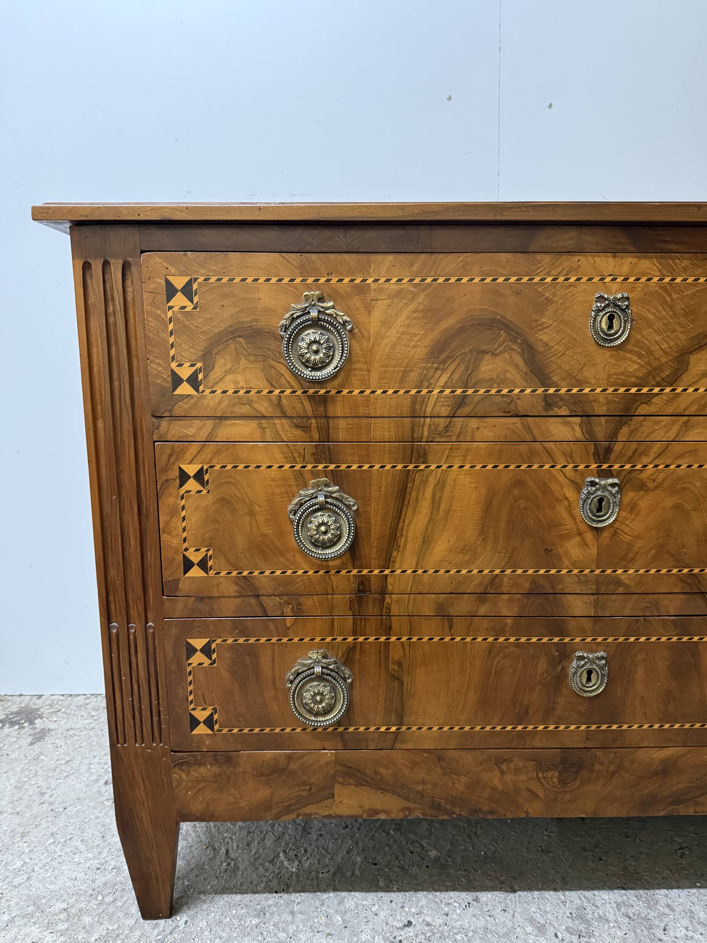 Commode en noyer de style Louis XVI