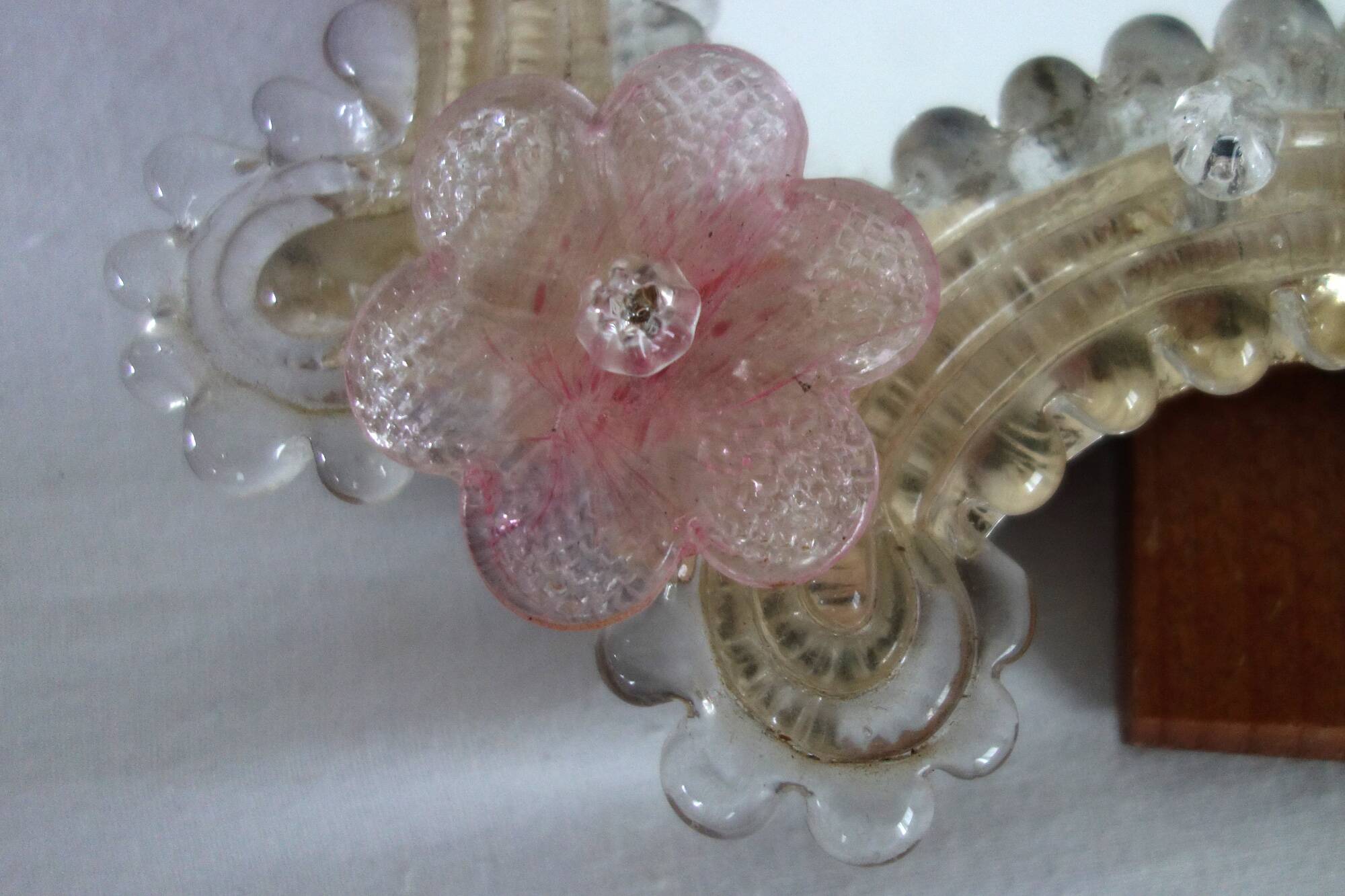 Venetian psyché mirror, blown glass from Murano, floral and beaded patterns.