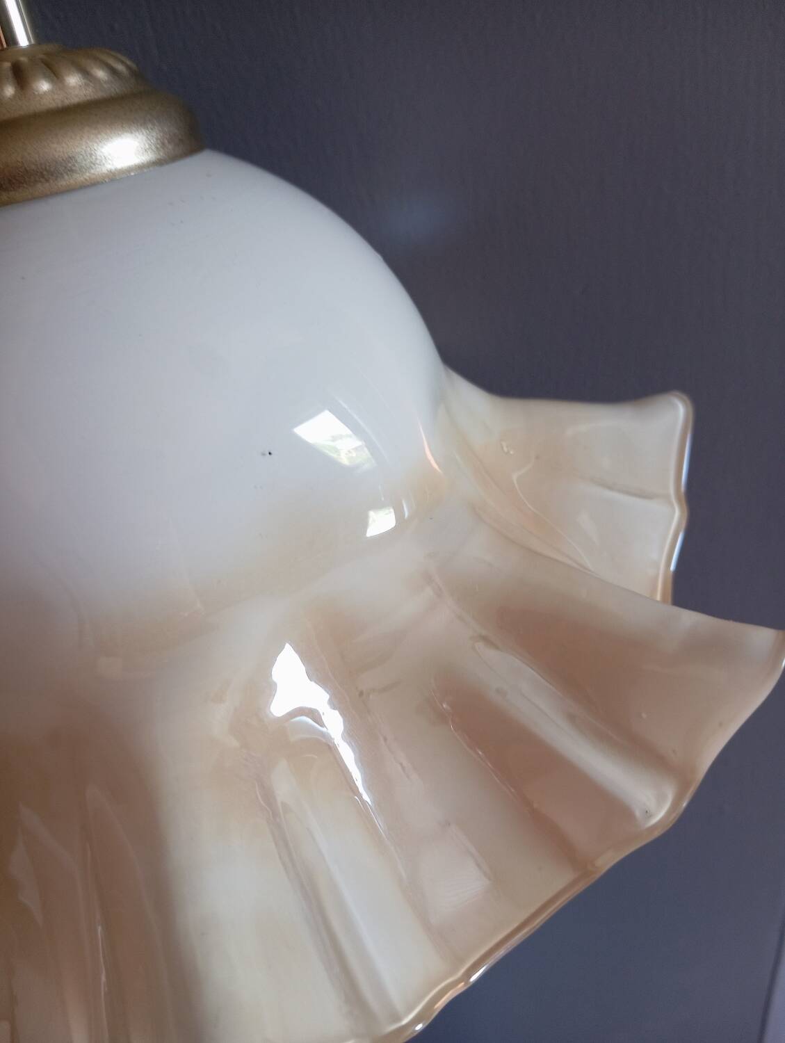 Suspension opaline à volants couleur vanille caramel 1950/60