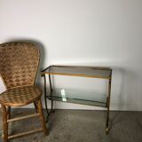 Porte revue bout de canapé doré en fer forgé dorés et plateau de verre 1950