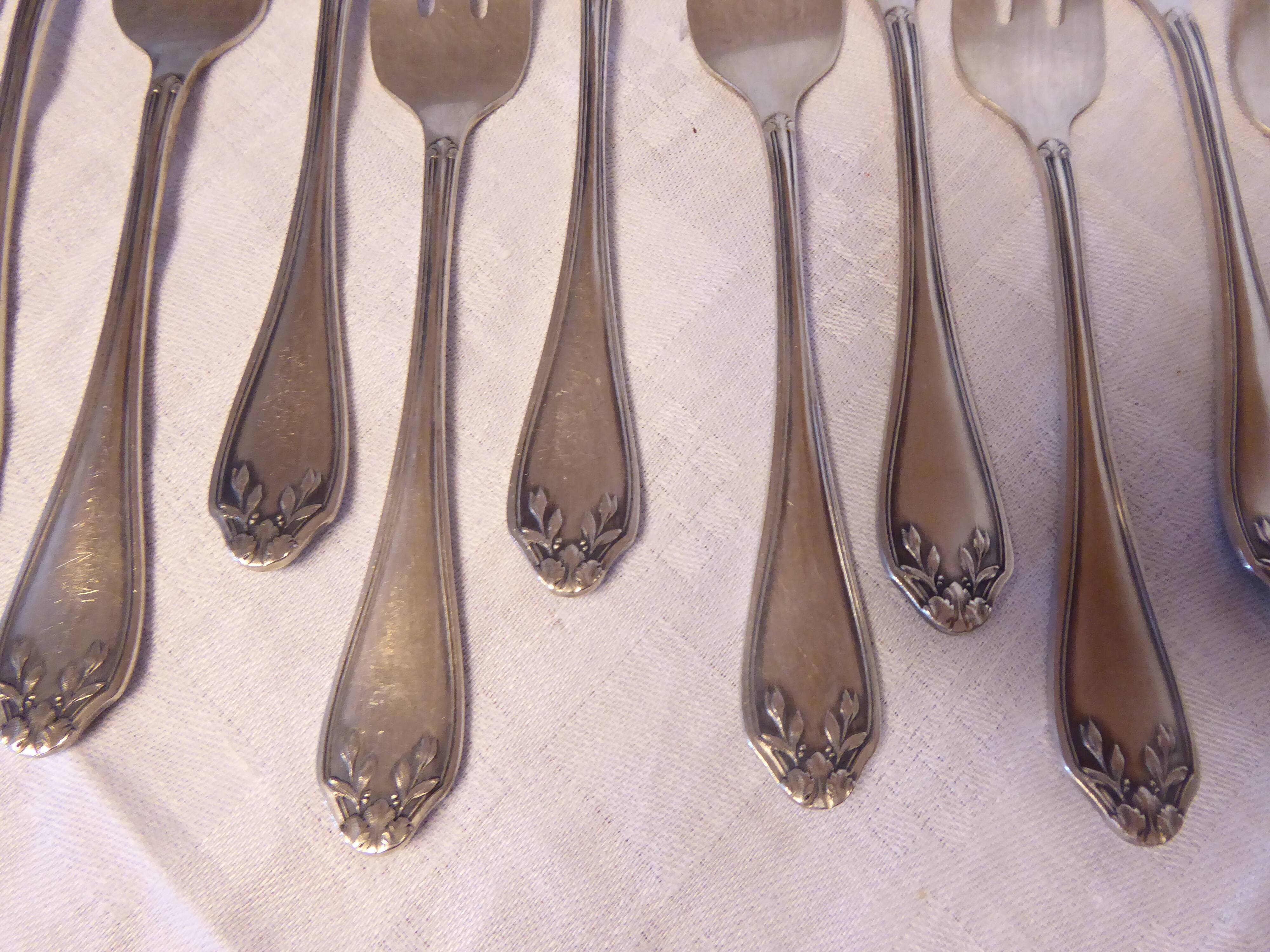 12 fourchettes à dessert en métal argenté