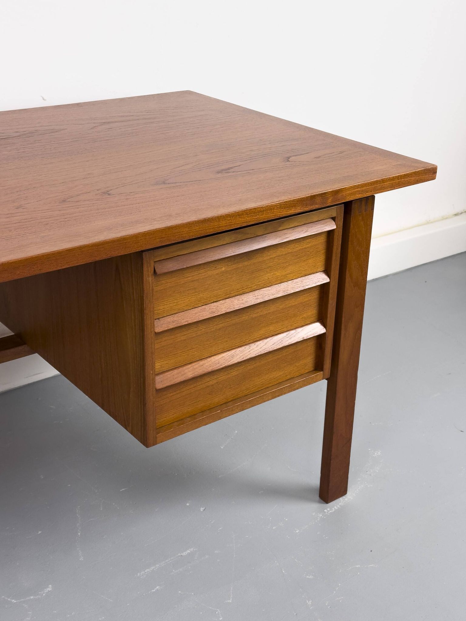 Mid-century teak desk by Svend Åge Madsen for Sigurd Hansen, 1960s.