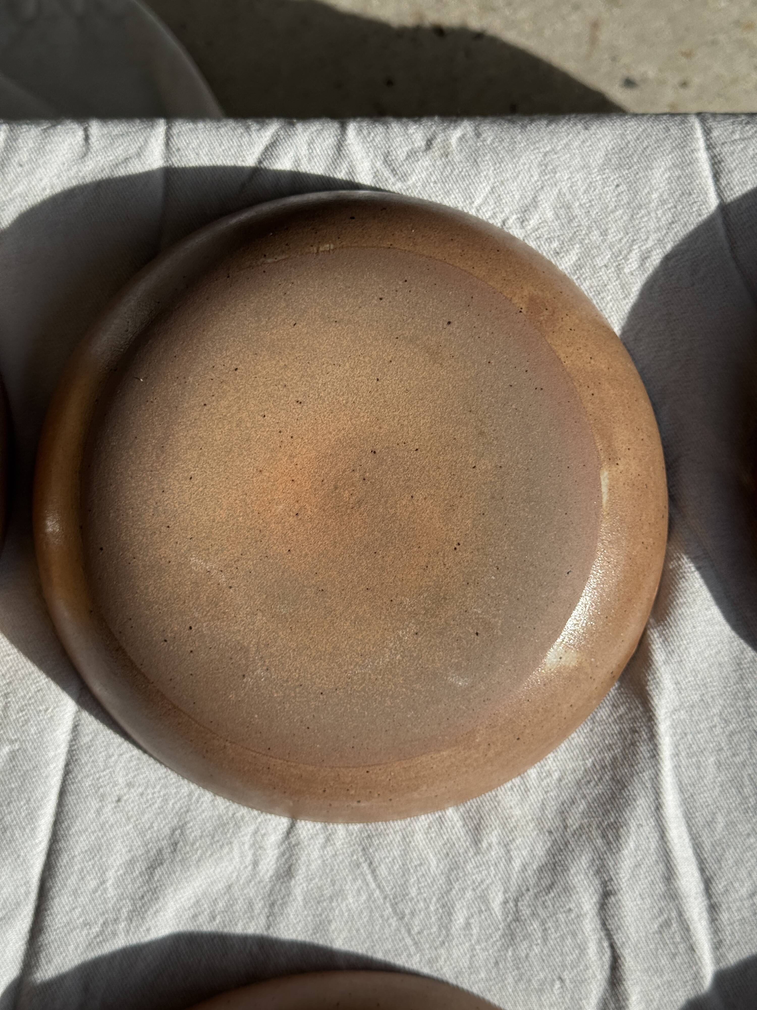 11 assiettes creuses artisanales vintage en grès mat