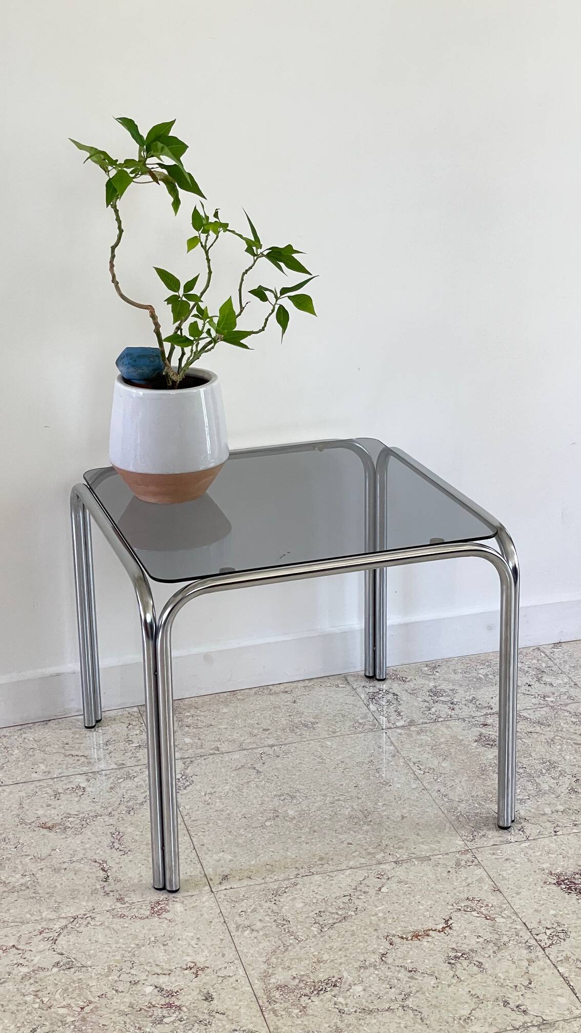 Table basse annees 70 verre et acier chromé