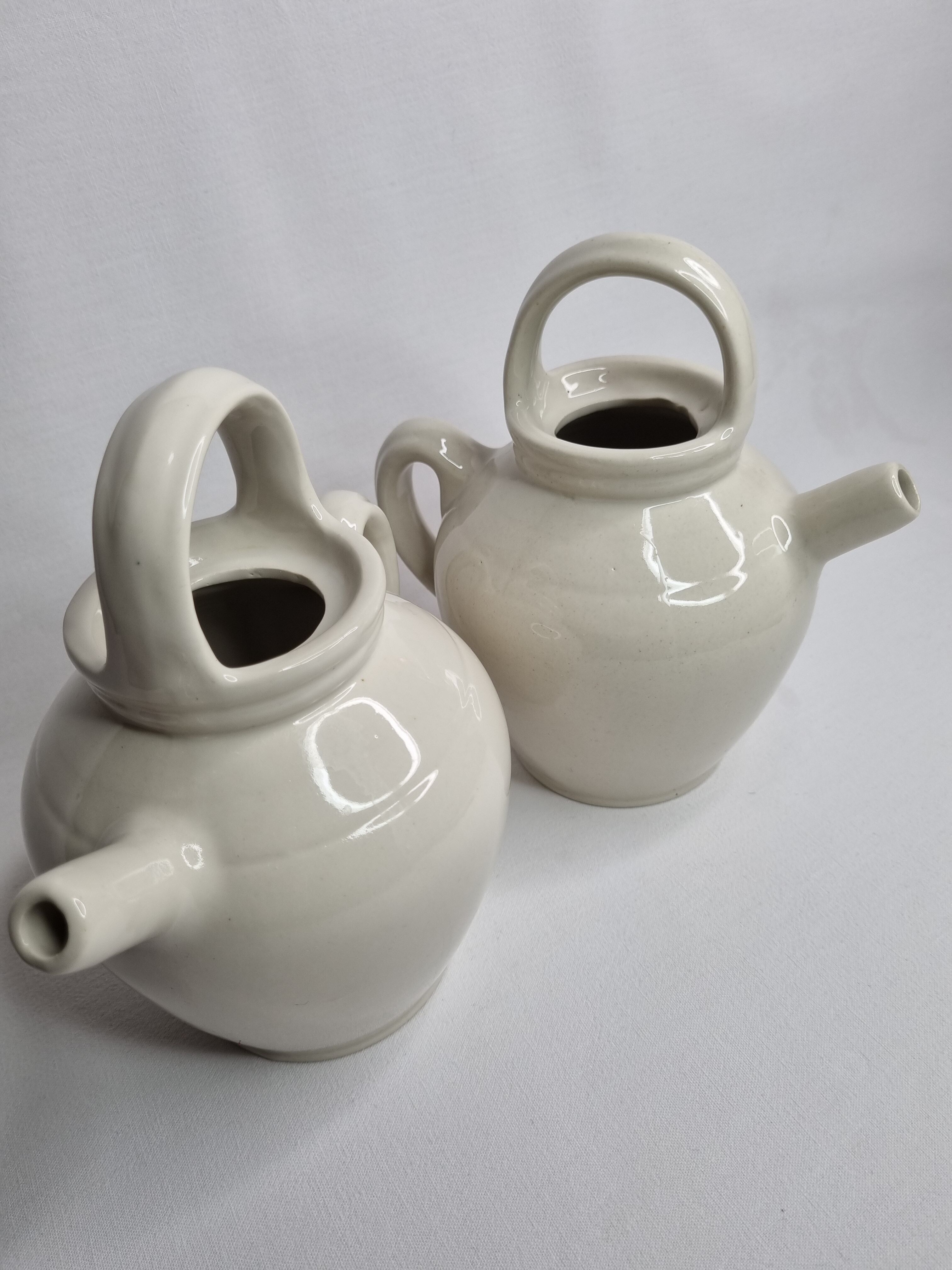 Paire de pichets en grès émaillé blancs, Digoin, 21 cm