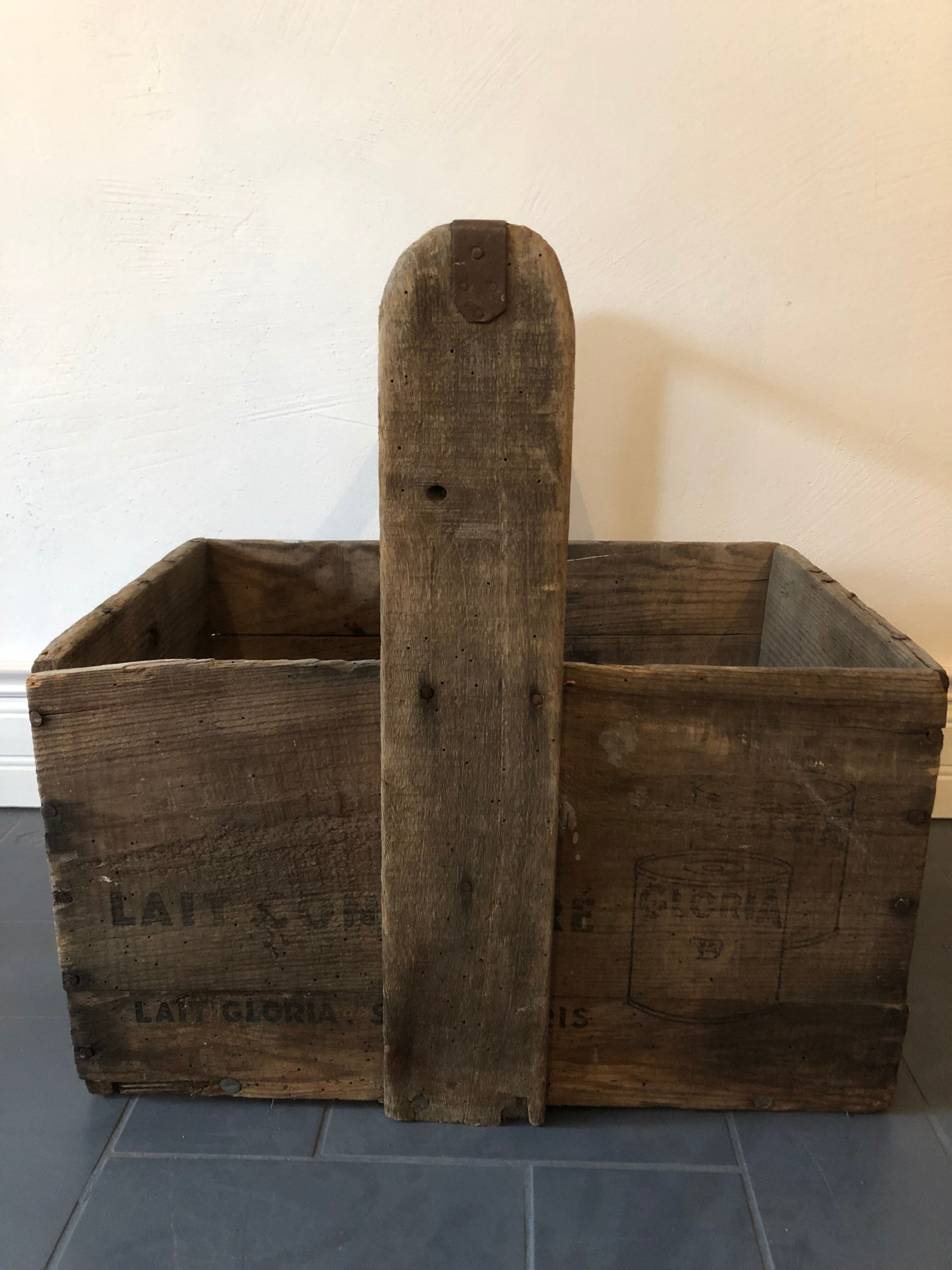Basket in old wood "milk concentrated Gloria."