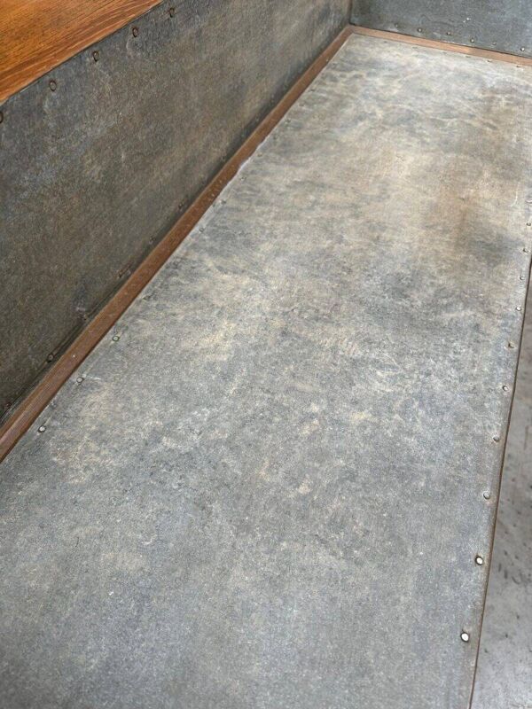 Immense comptoir de bar fin XIXème en orme massif