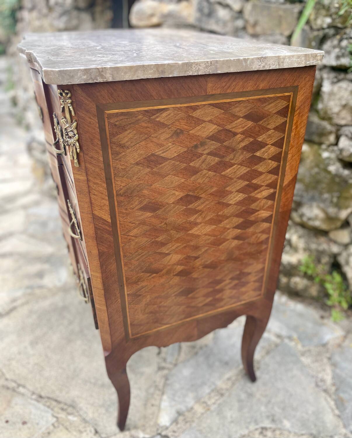 Petite commode en Marqueterie à Ressaut central Époque XIX eme siècle