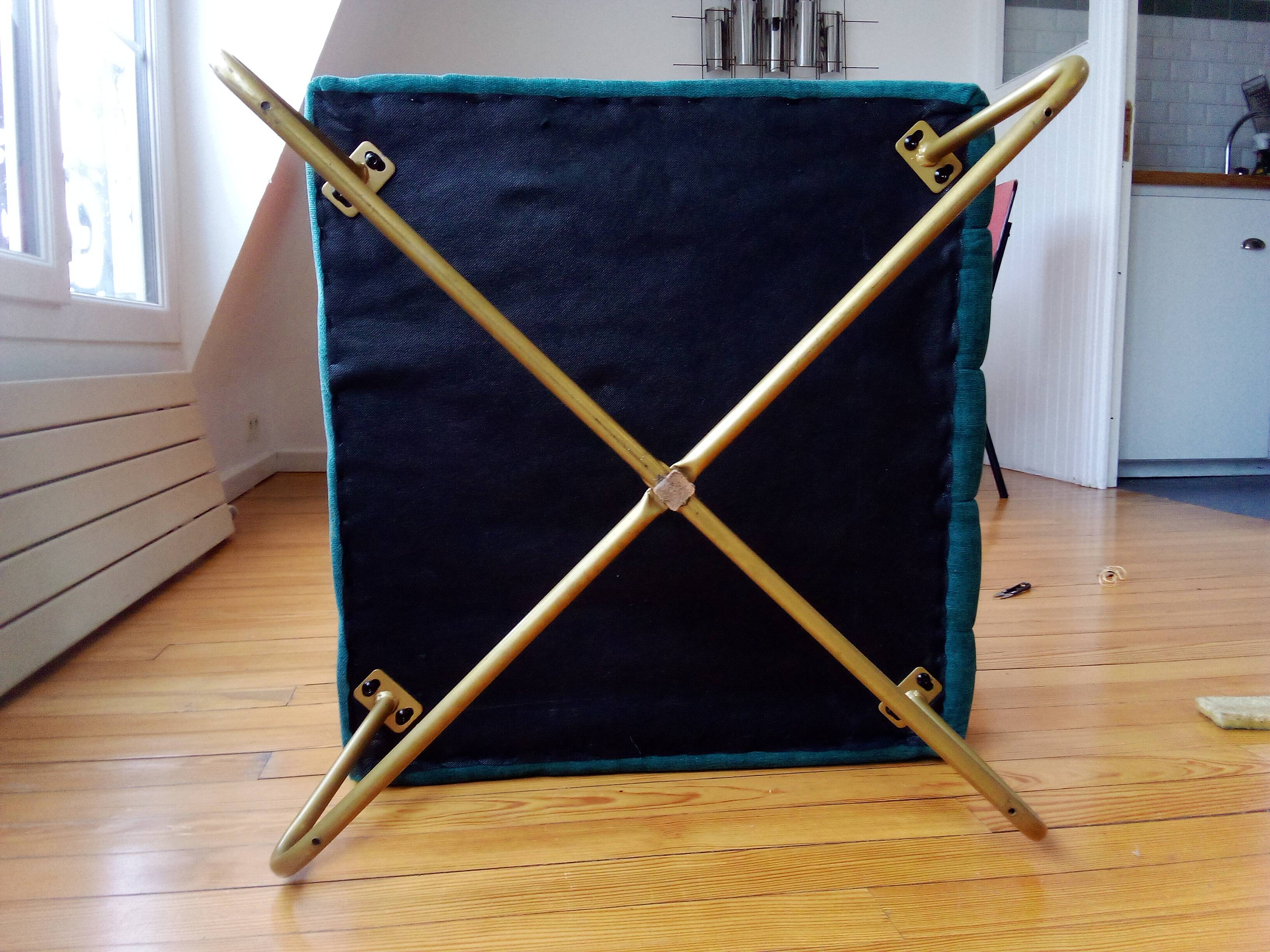 Fauteuil design en velours bleu