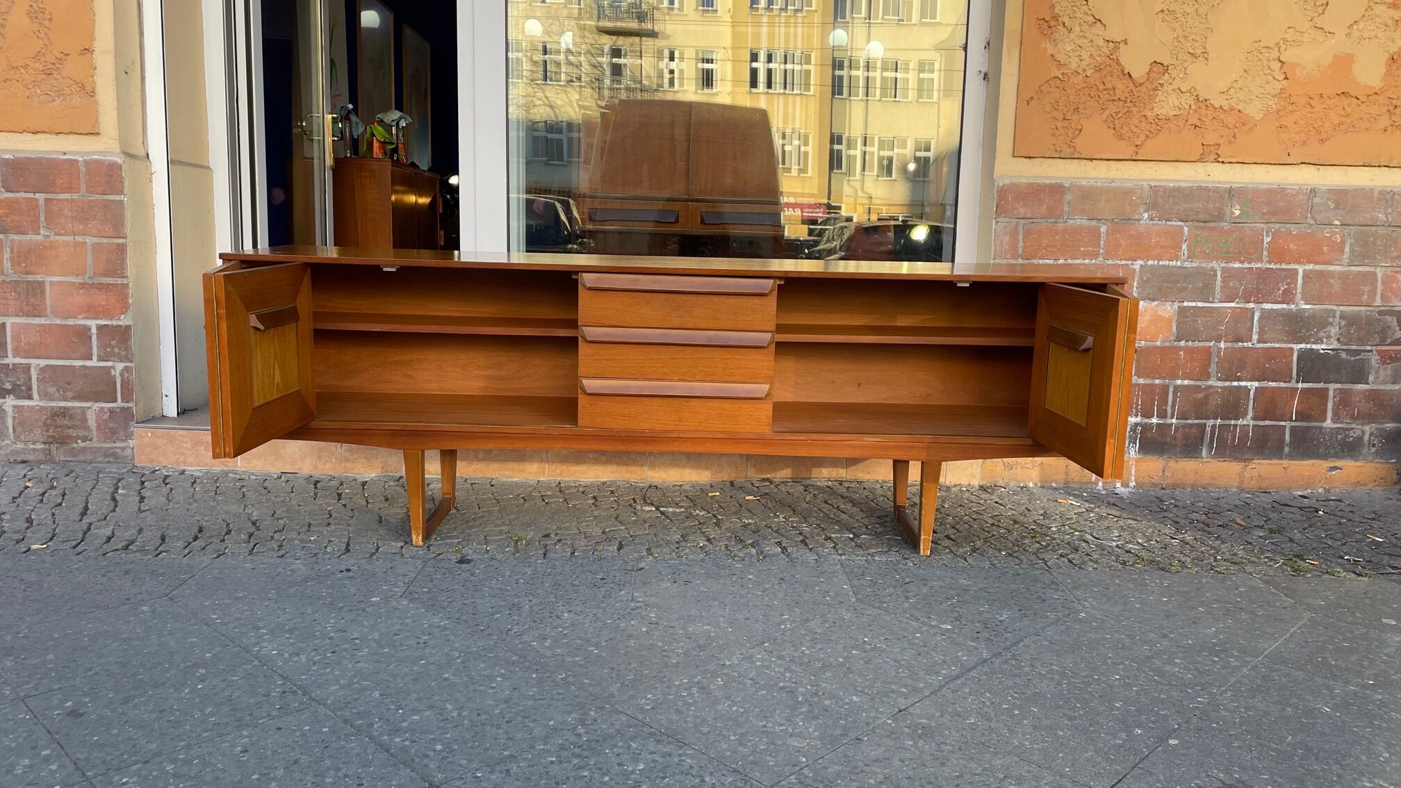 Atypical teak row of the 60s