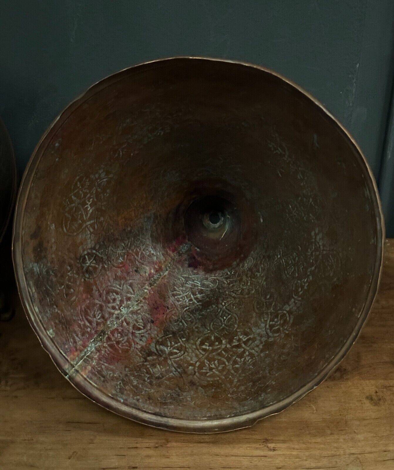 Oriental tagine in copper or brass with its 20th century engraved lid