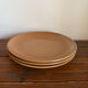 3 assiettes plates en grès 