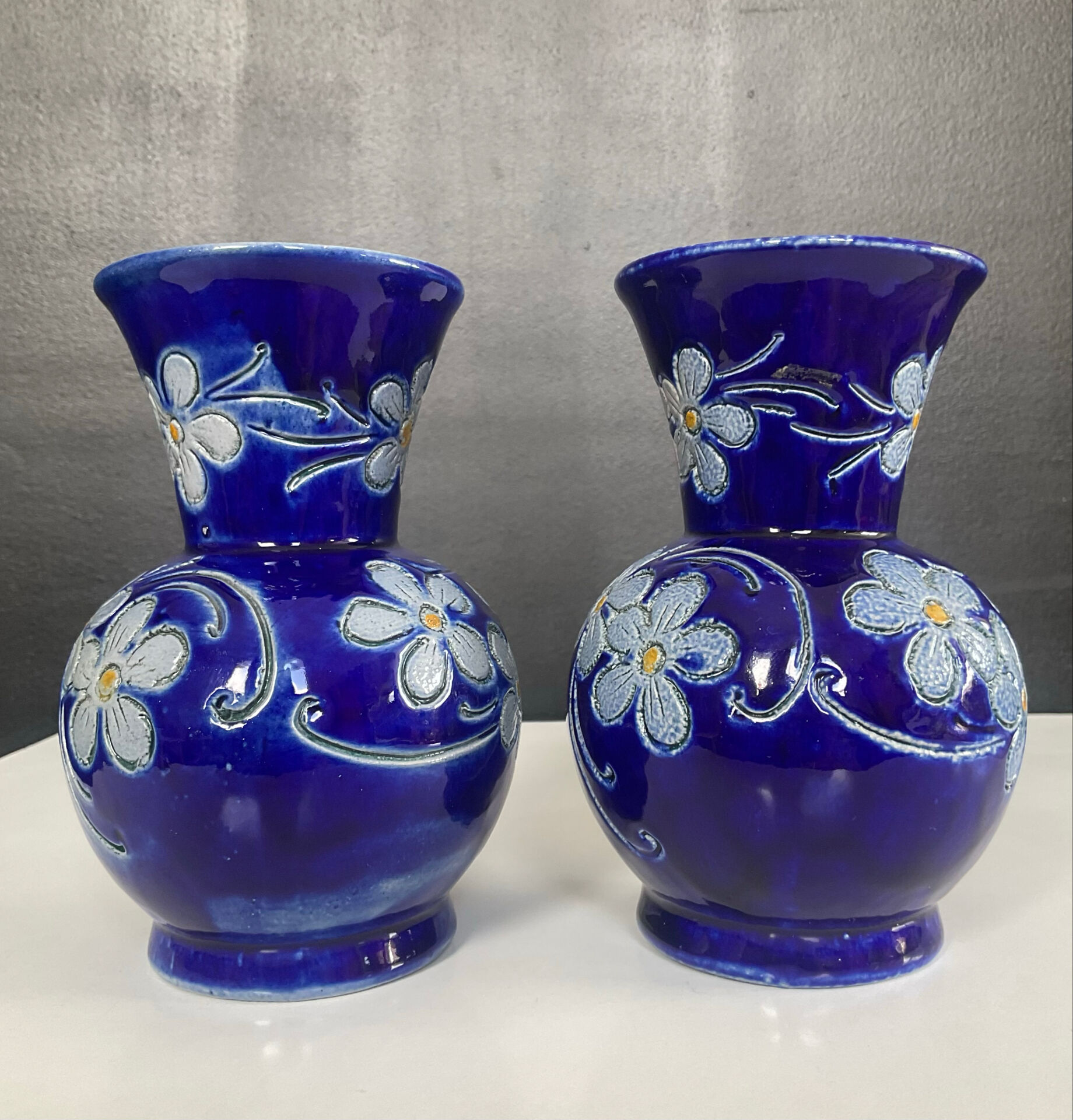 Paire de vases vintage en grès estampillés
