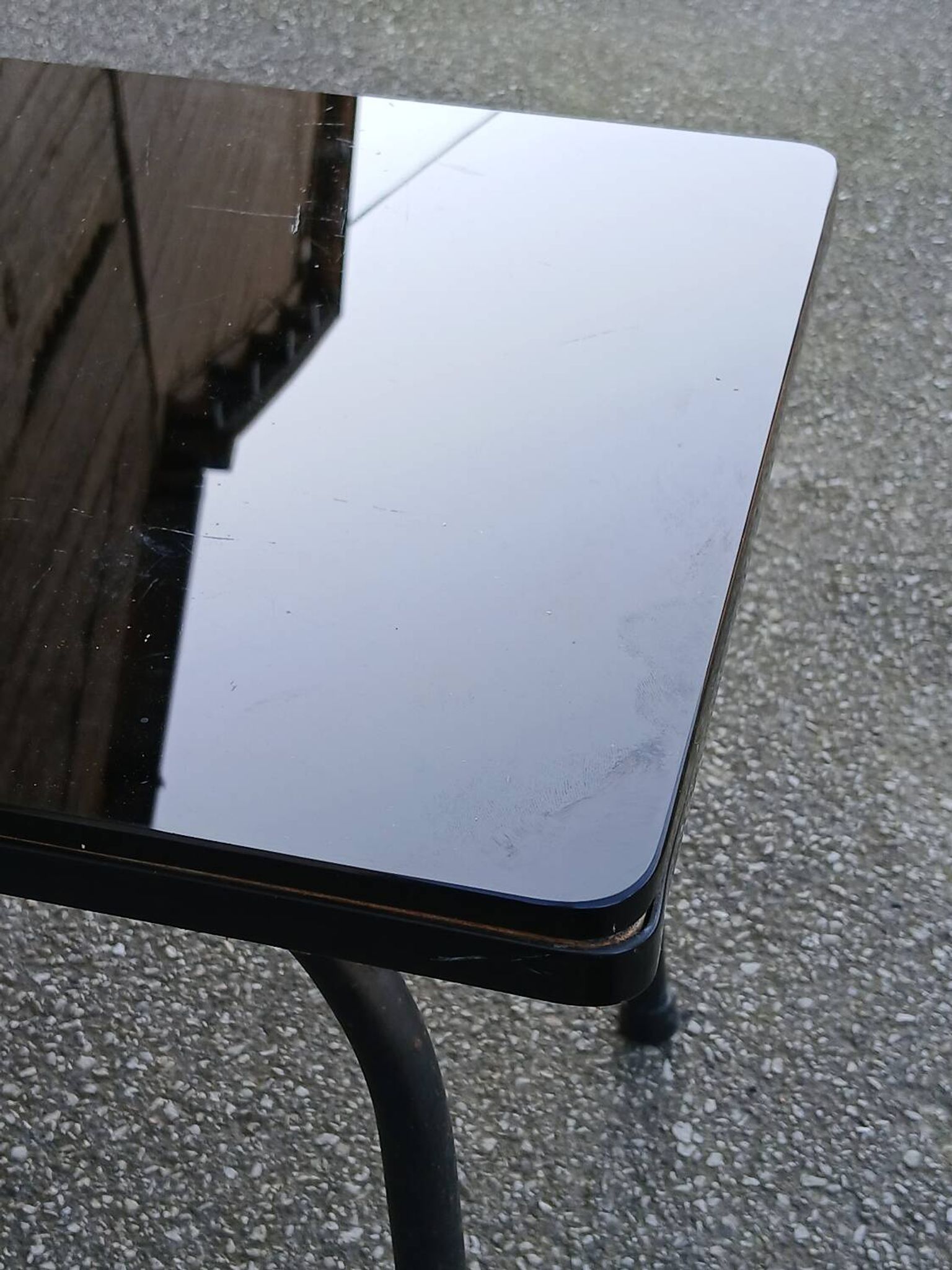 Table basse années 50 en opaline noire
