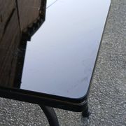 Table basse années 50 en opaline noire