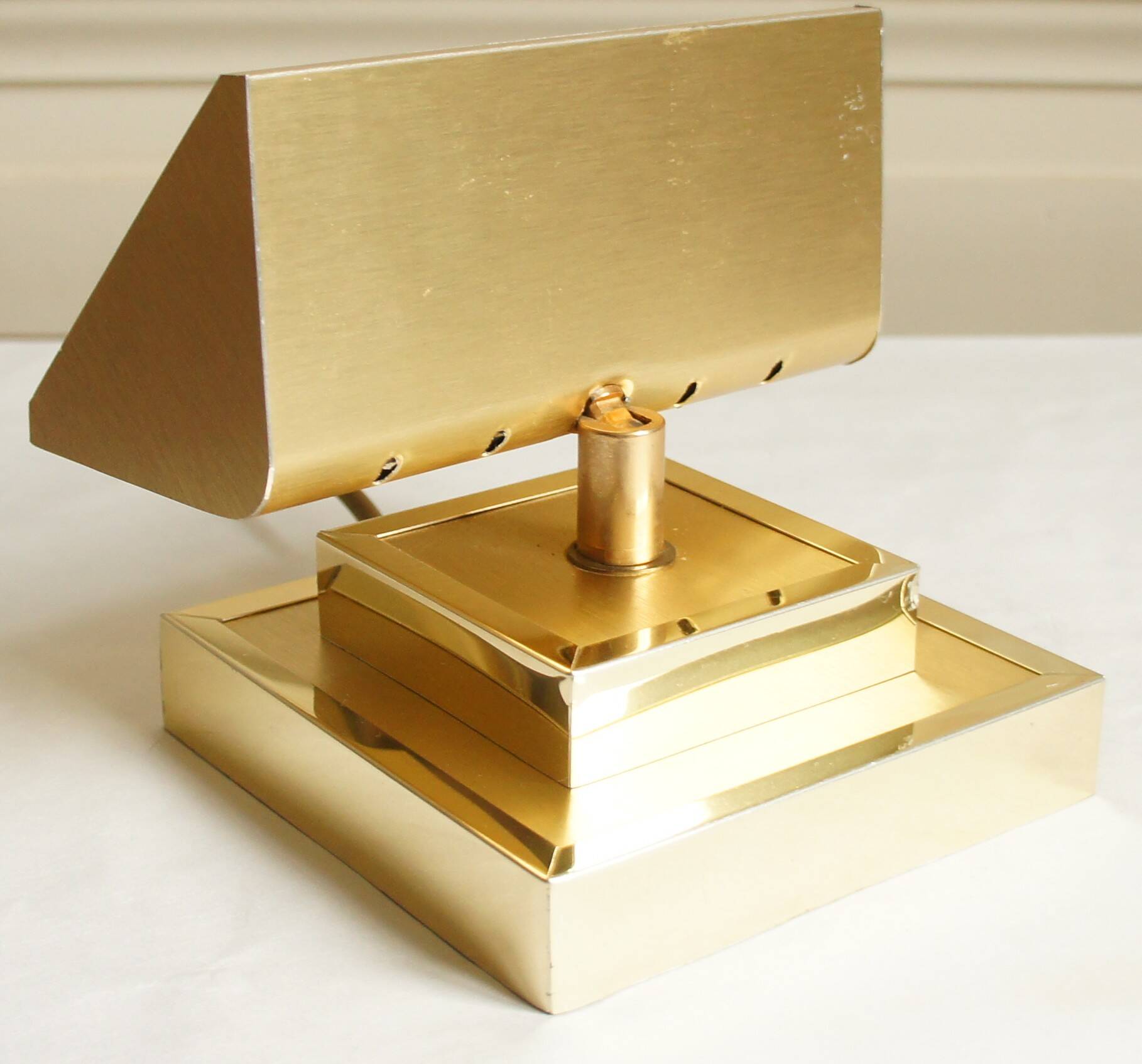 Hollywood Regency articulated lamp/wall lamp in golden brass