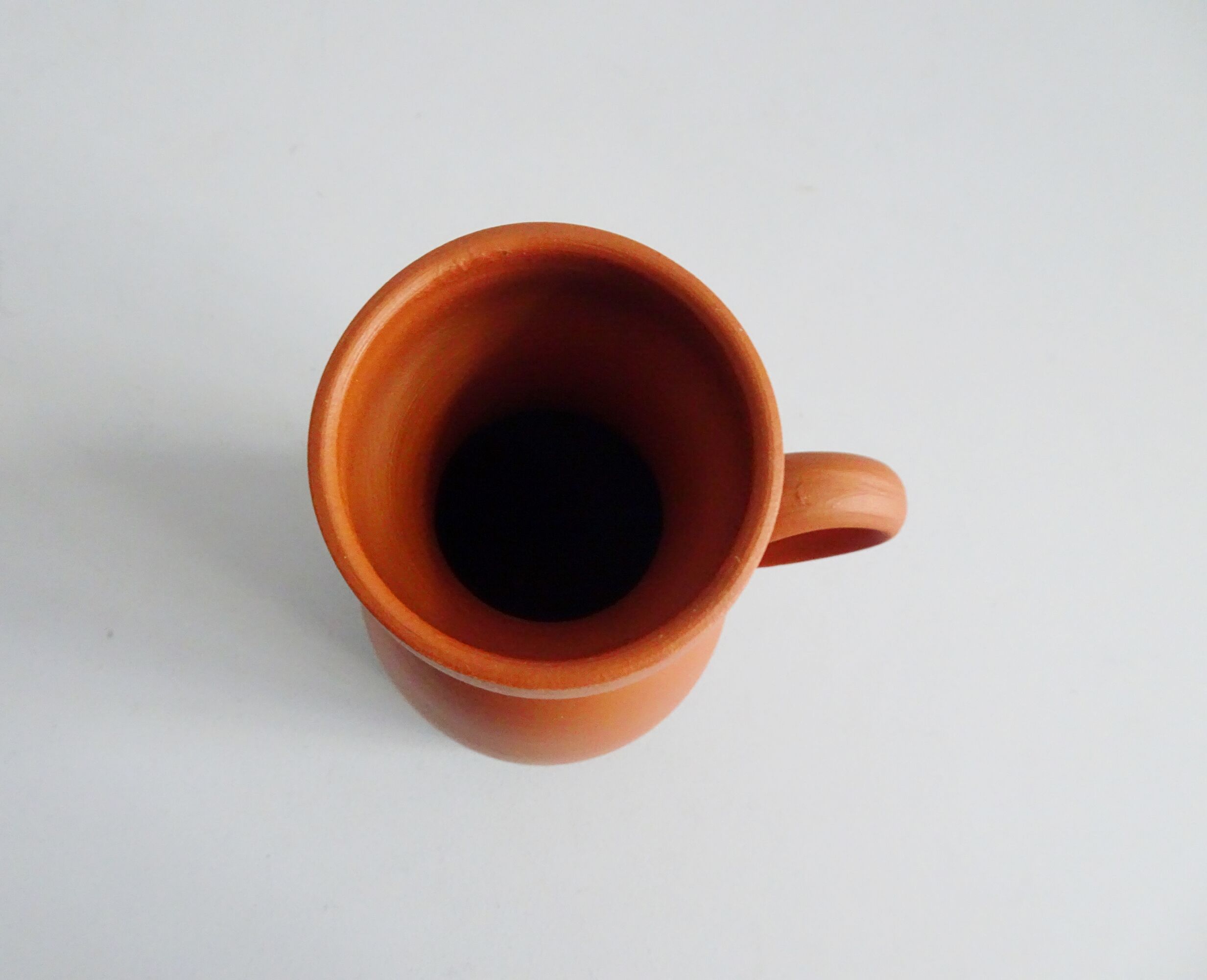Vase en terre cuite au décor incisé, peint à la main