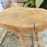 Tabouret de campagne en bois brut et piètement tripode