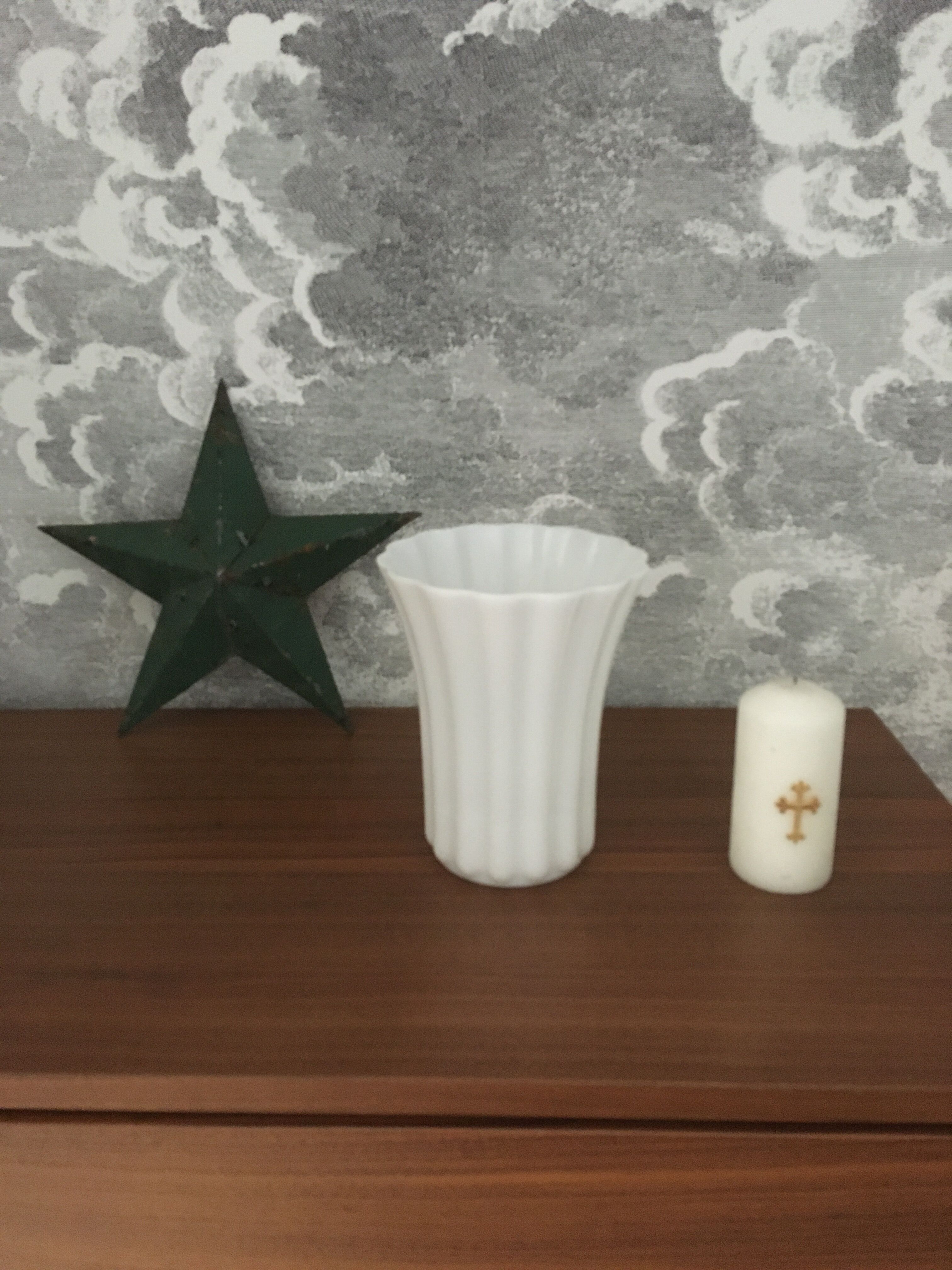Art deco vase in white opaline