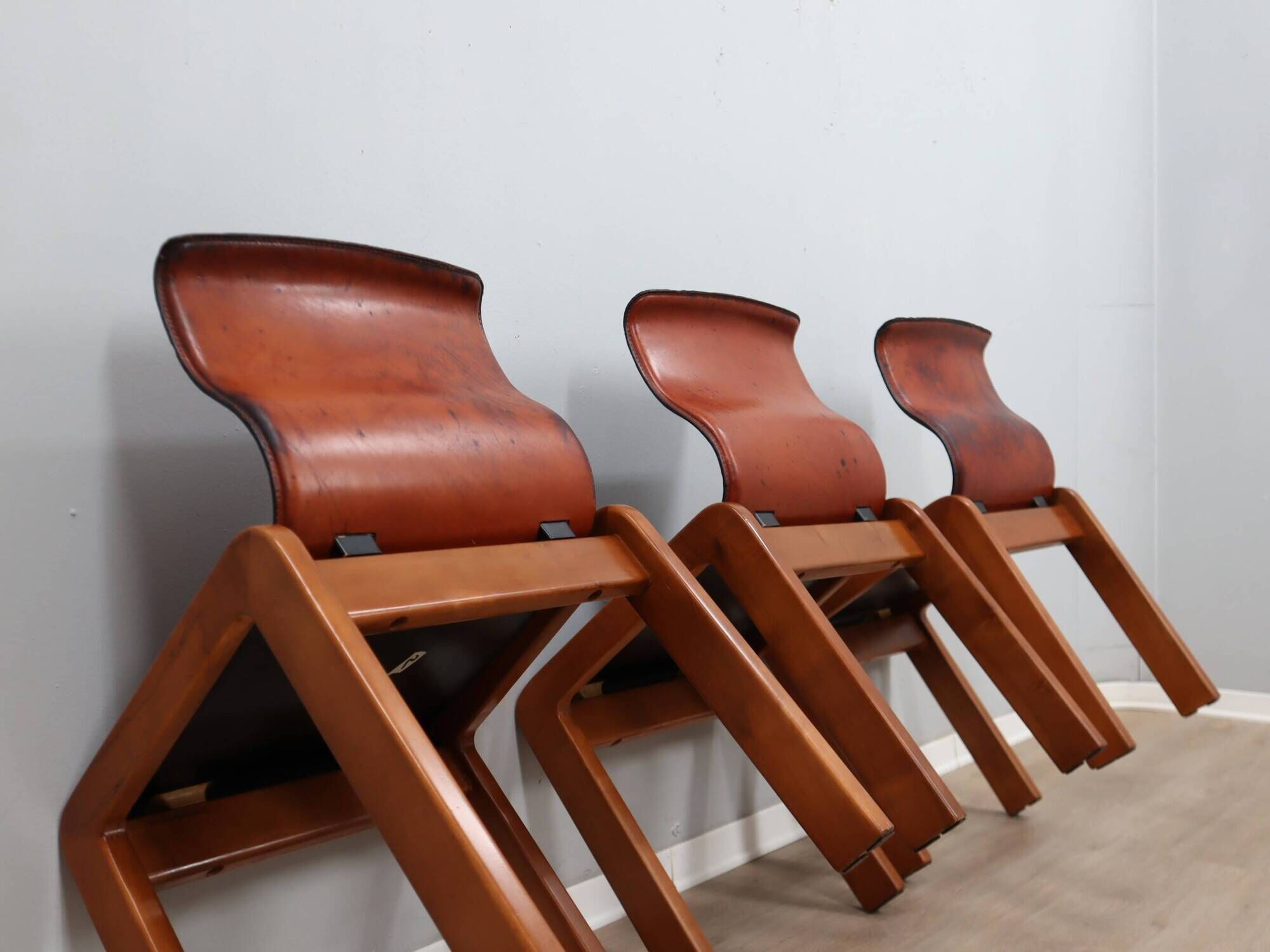 Curved wooden and leather chairs by Afra and Tobia Scarpa from the 1970s, set of 4.