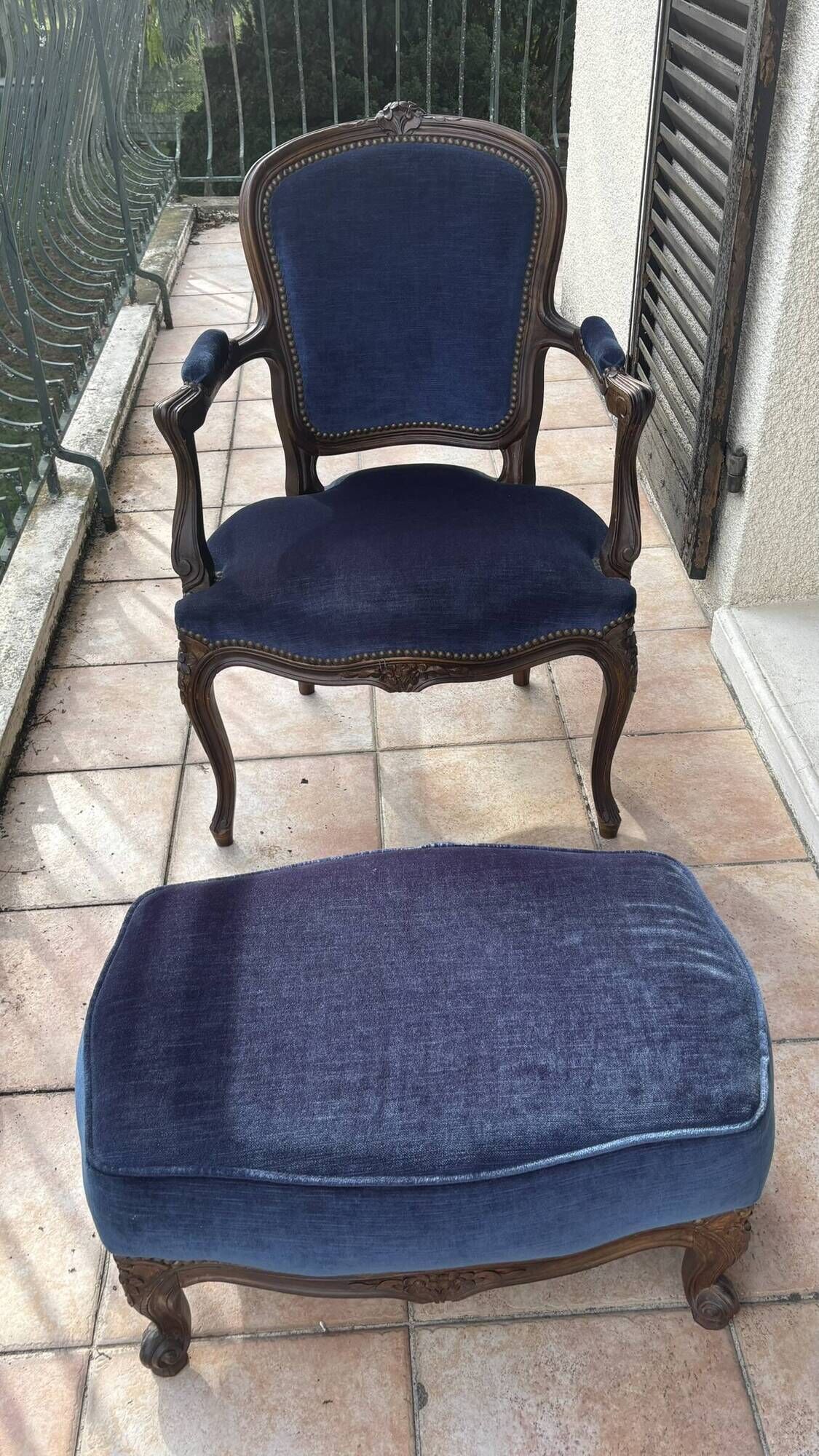armchair with footrest