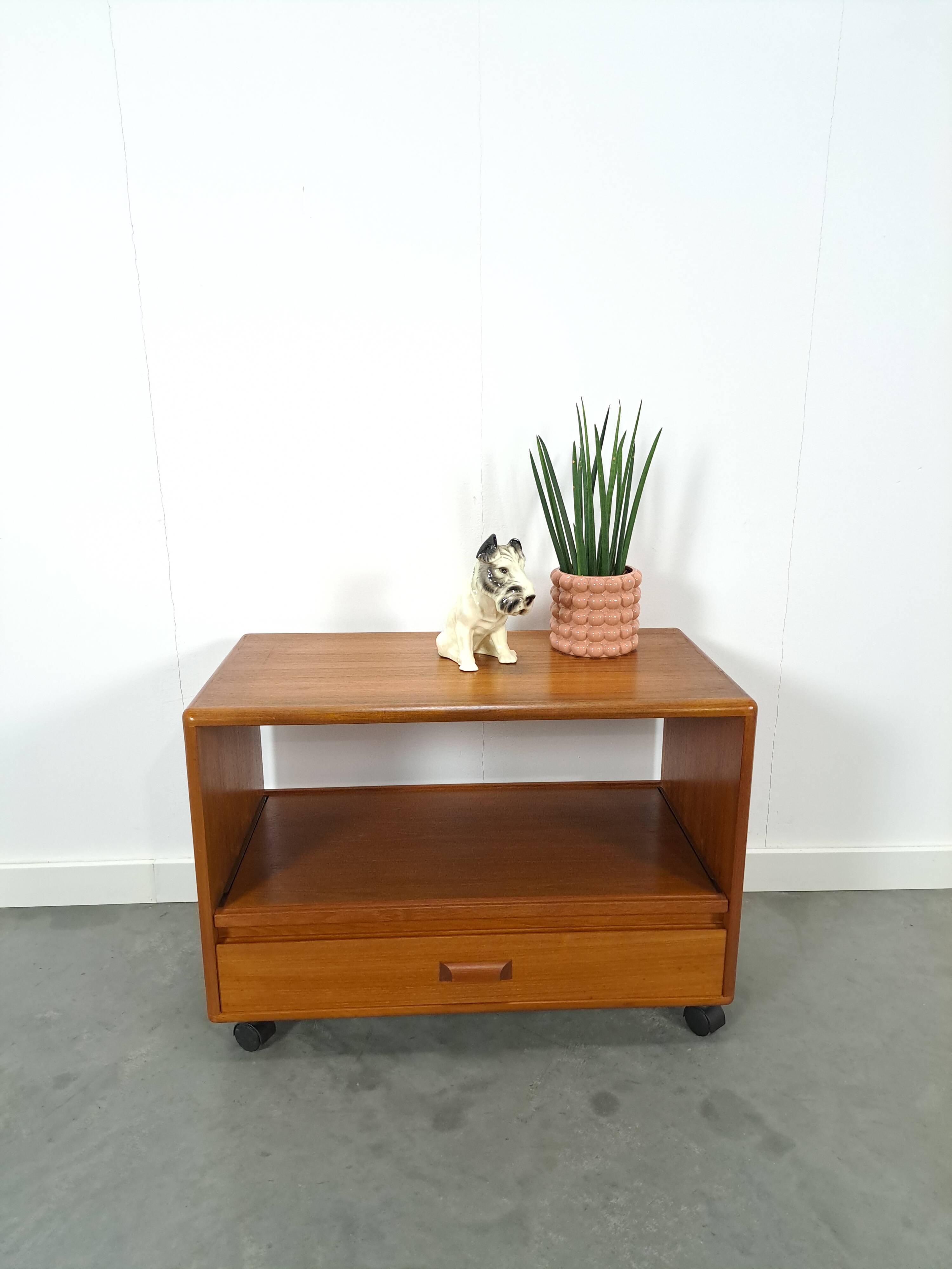 Meuble audio TV sur roulettes design danois en teck Dyrlund