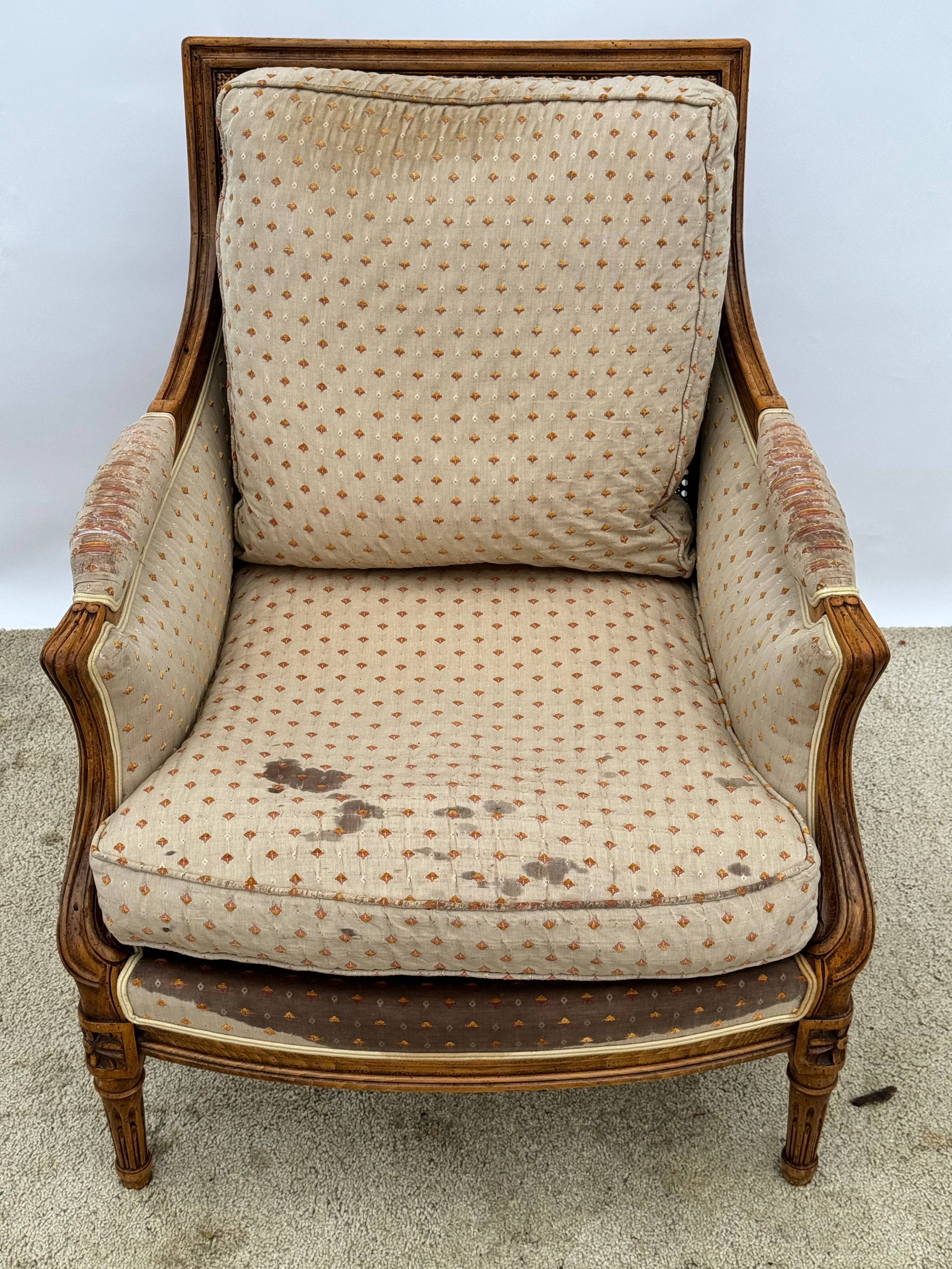 Fauteuil bergère à dossier canné