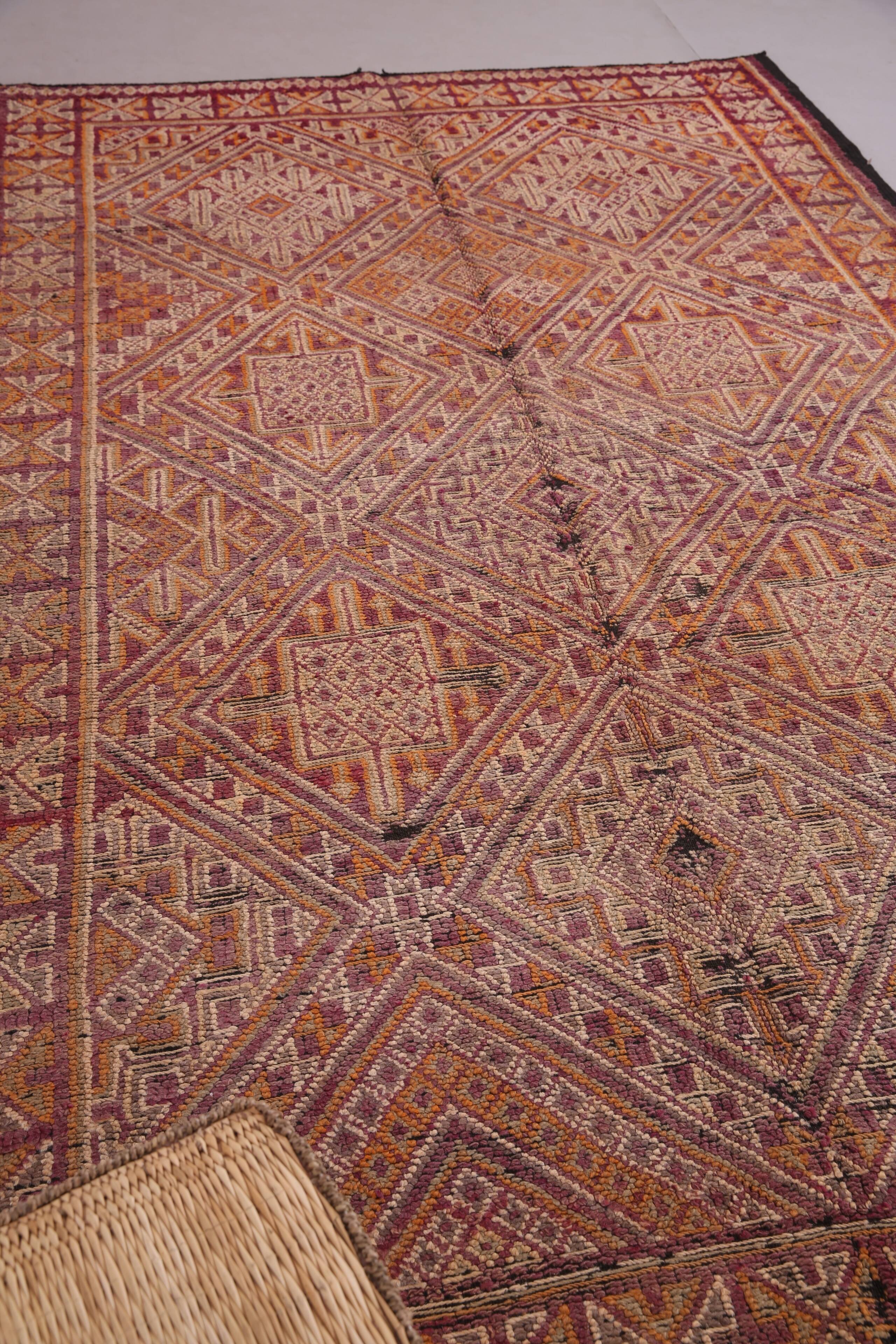 Vintage Beni Mguild Rug 208 x 315 cm - Berber Wool Rug - Moroccan Rug
