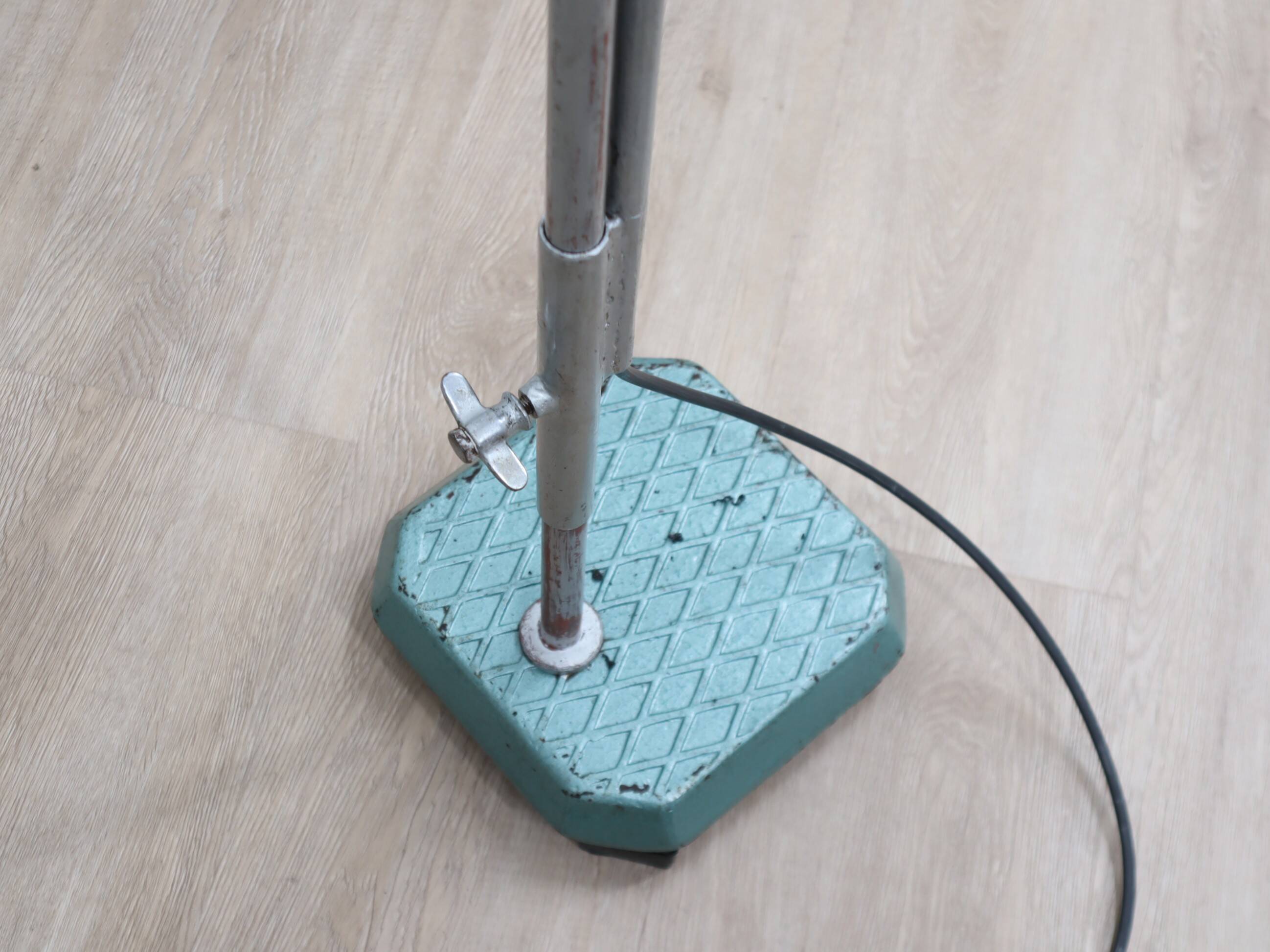 Lampe de sol industrielle ajustable des années 1960 vert martelé