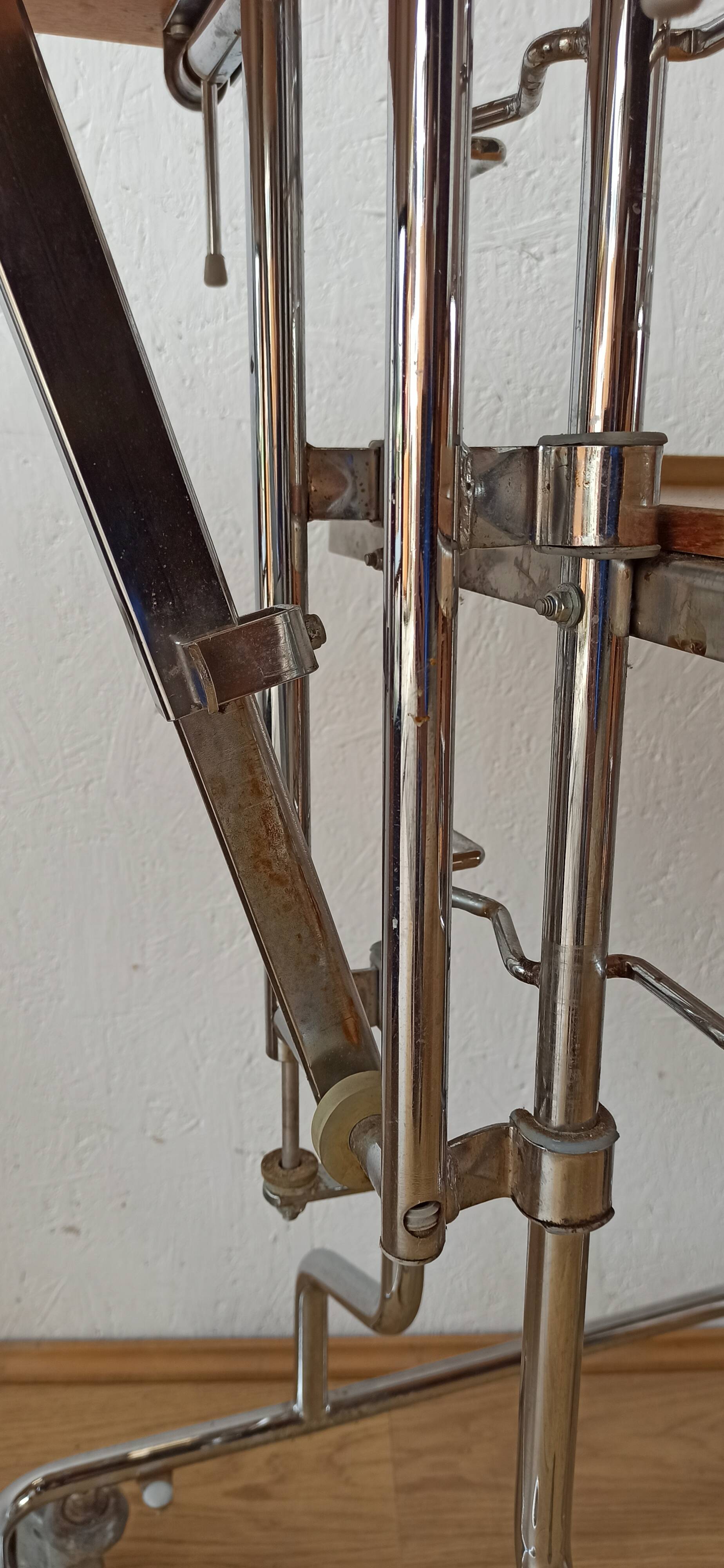 Chariot table pliante sur roulettes années 70.