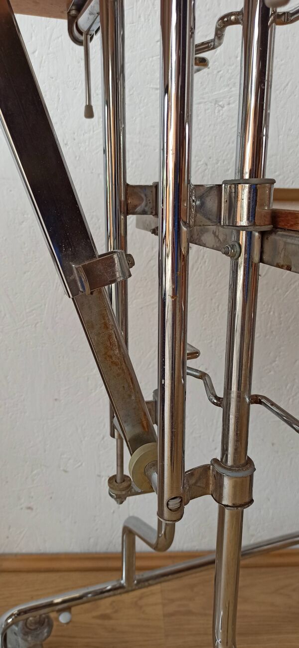 Chariot table pliante sur roulettes années 70.