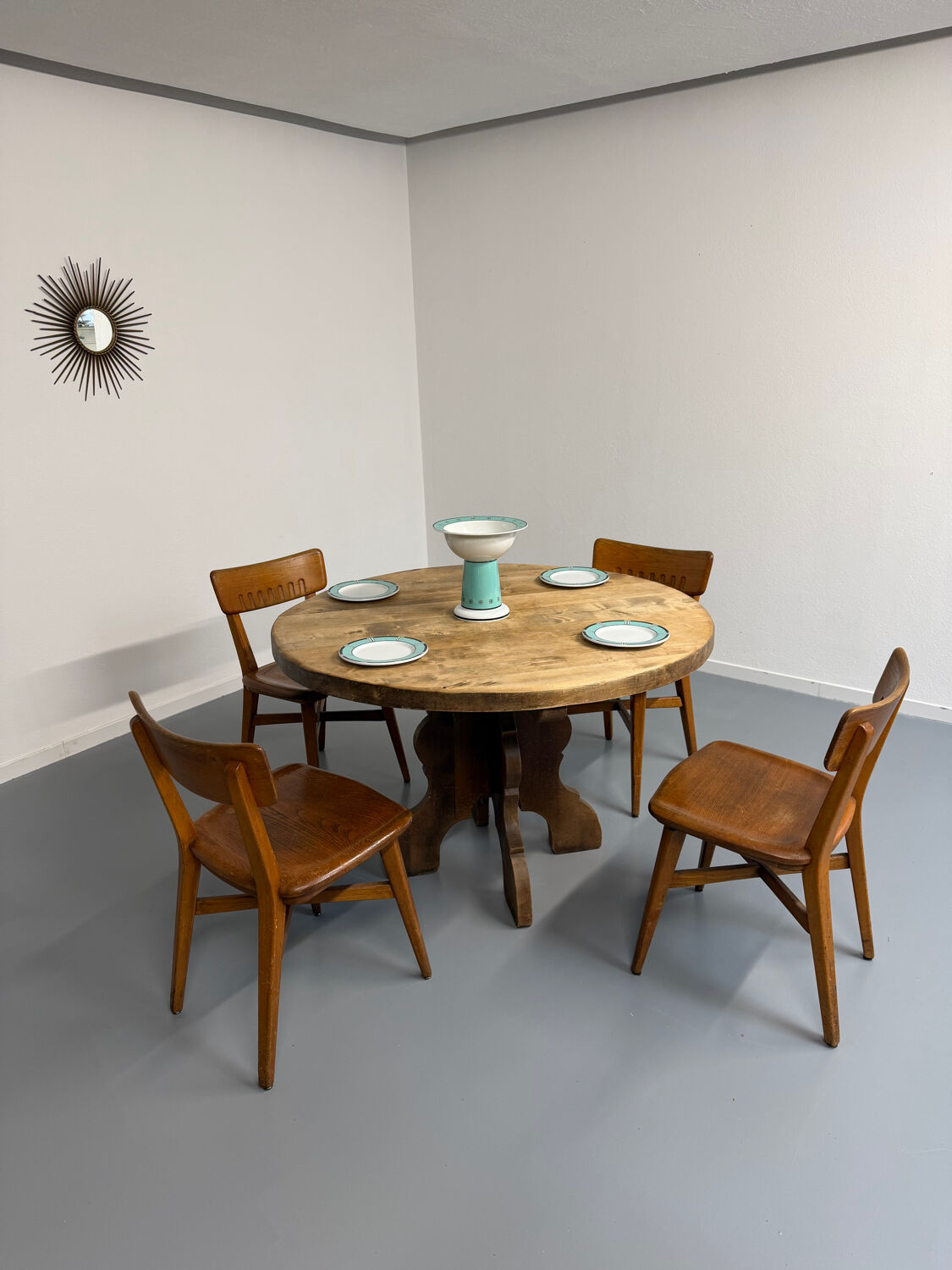 Round table in solid wood, thick top, vintage brutalist style from the 1960s.