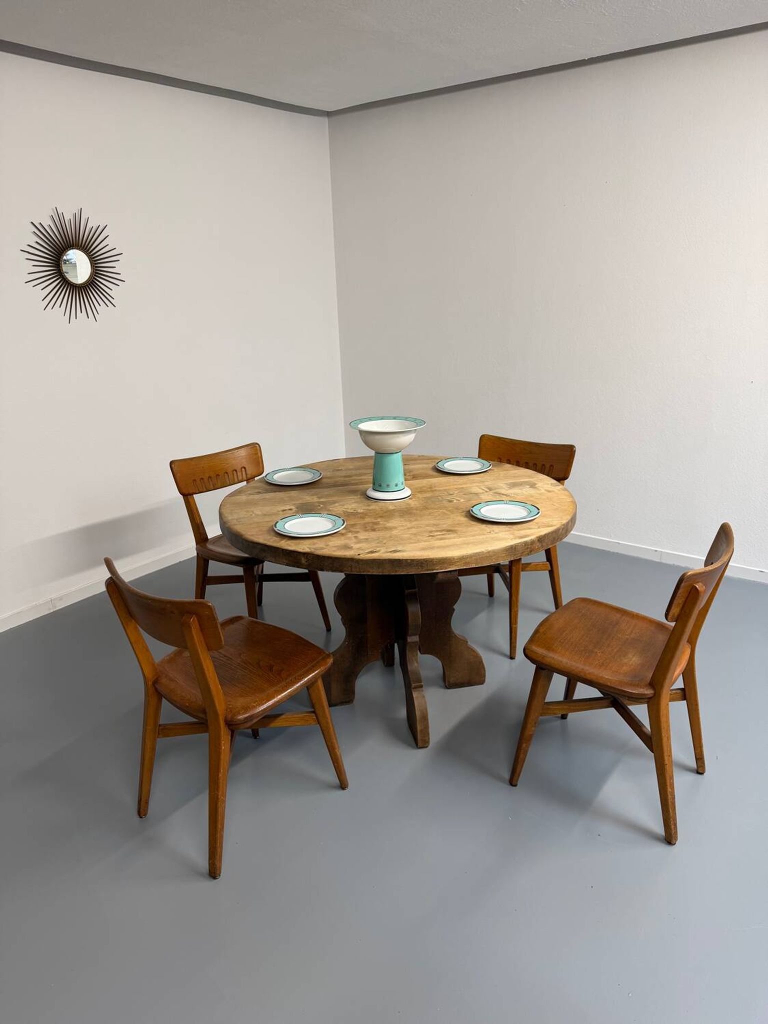 Table ronde en bois massif plateau épais style brutaliste vintage an60