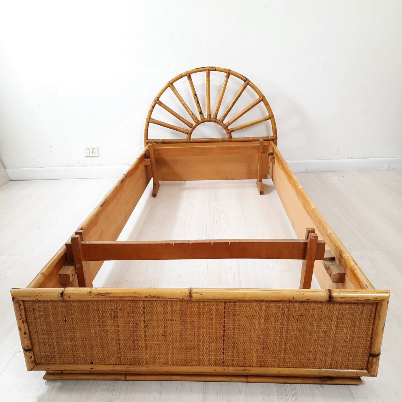 Vintage bamboo bedroom, Dal vera, wicker