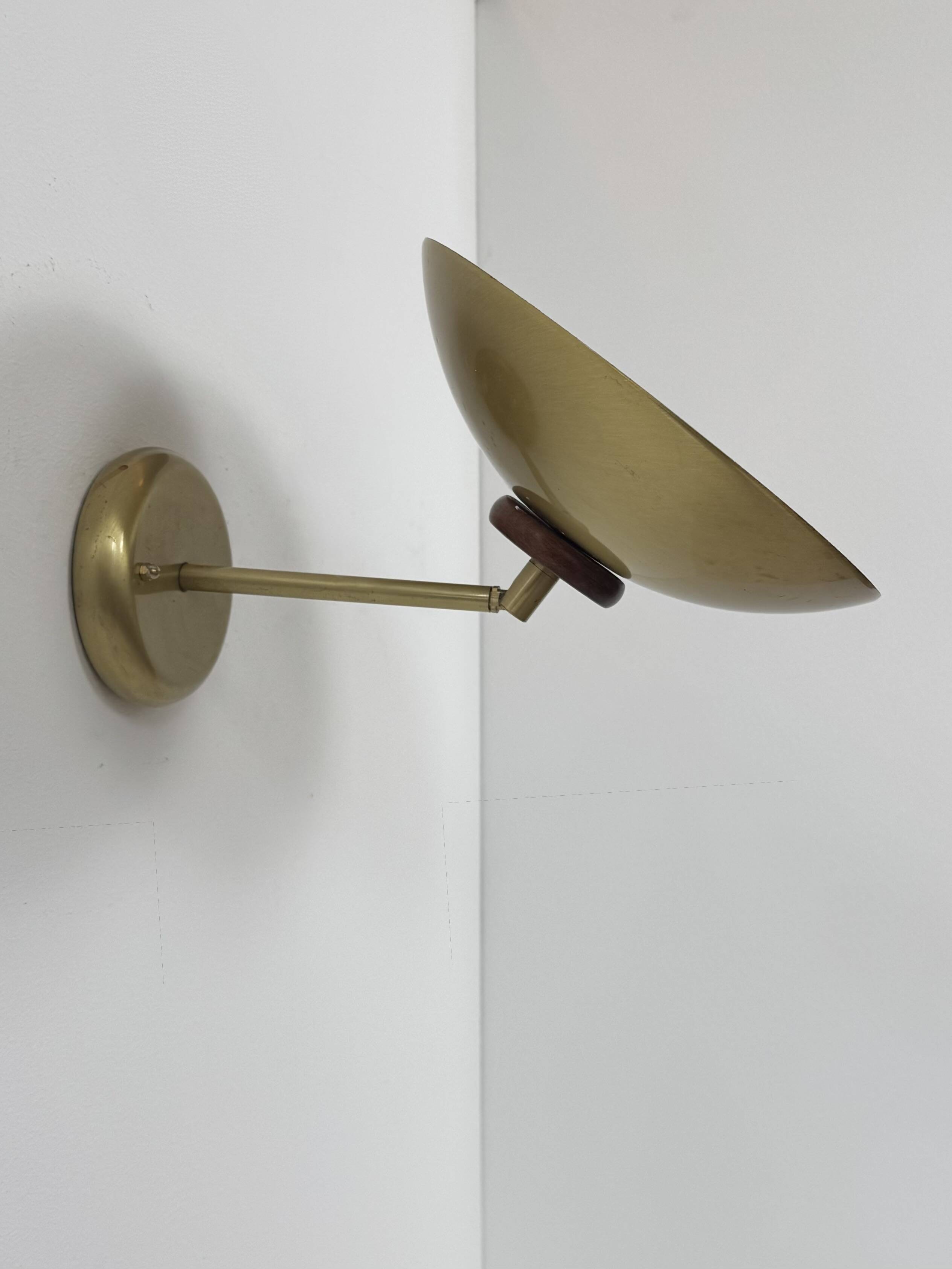 Vintage adjustable wall light, brass and wood, France 1970.