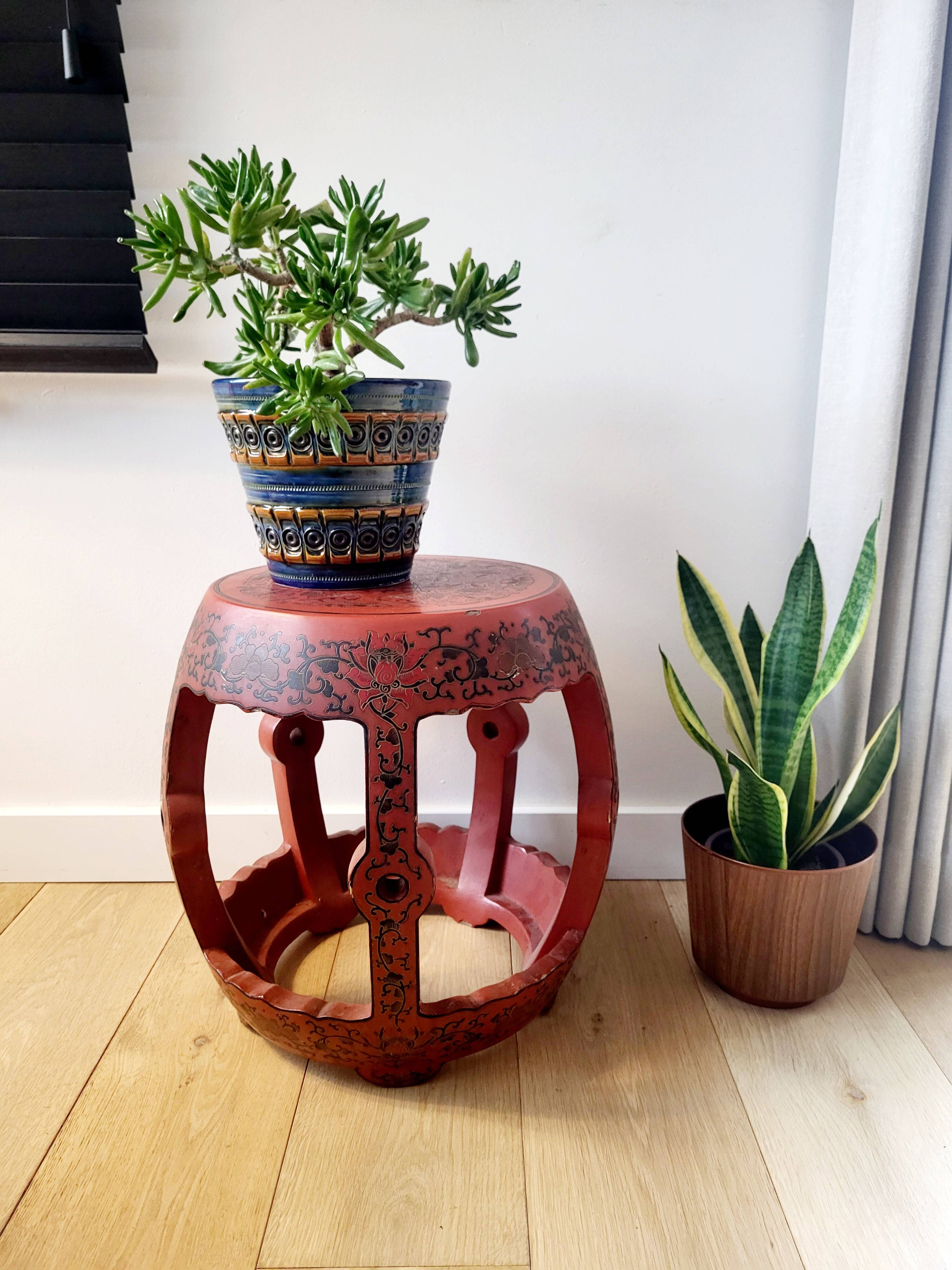 Tabouret, table d'appoint en bois laqué rouge, Chine