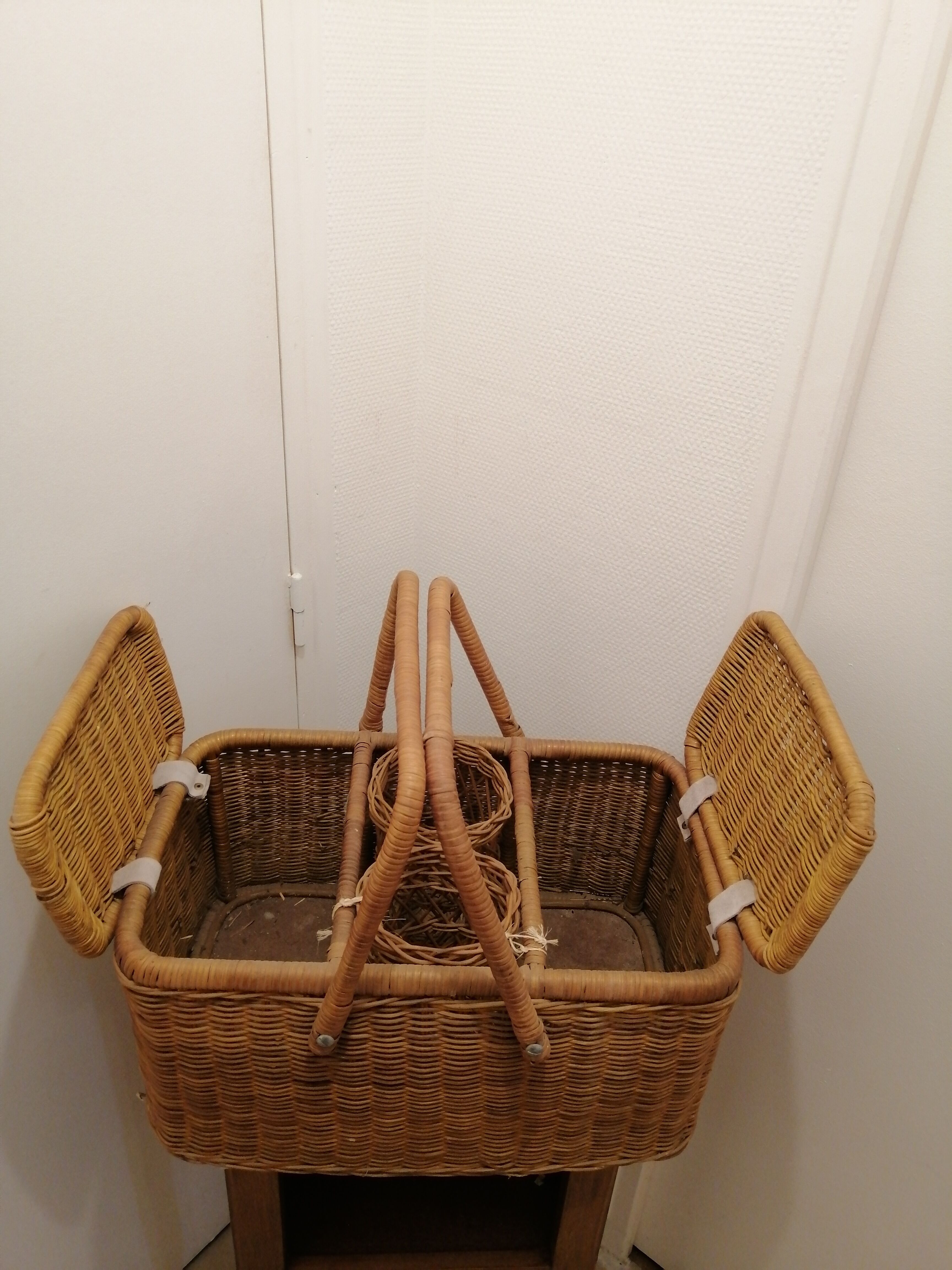 Picnic basket year 1960 vintage wicker