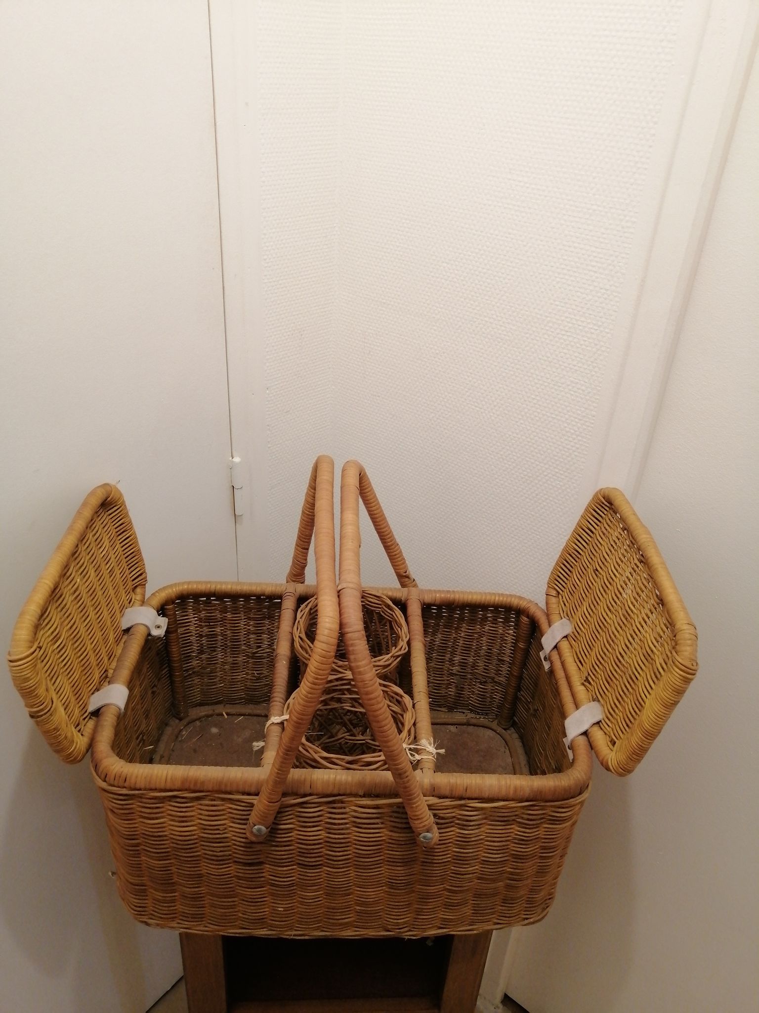 Picnic basket year 1960 vintage wicker