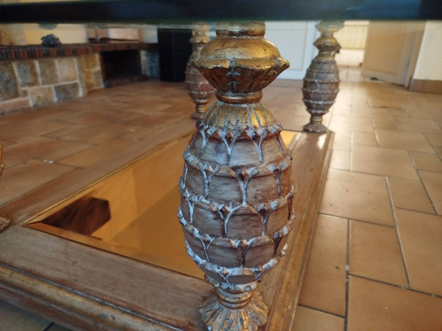 Table basse en verre biseauté , pieds ananas .