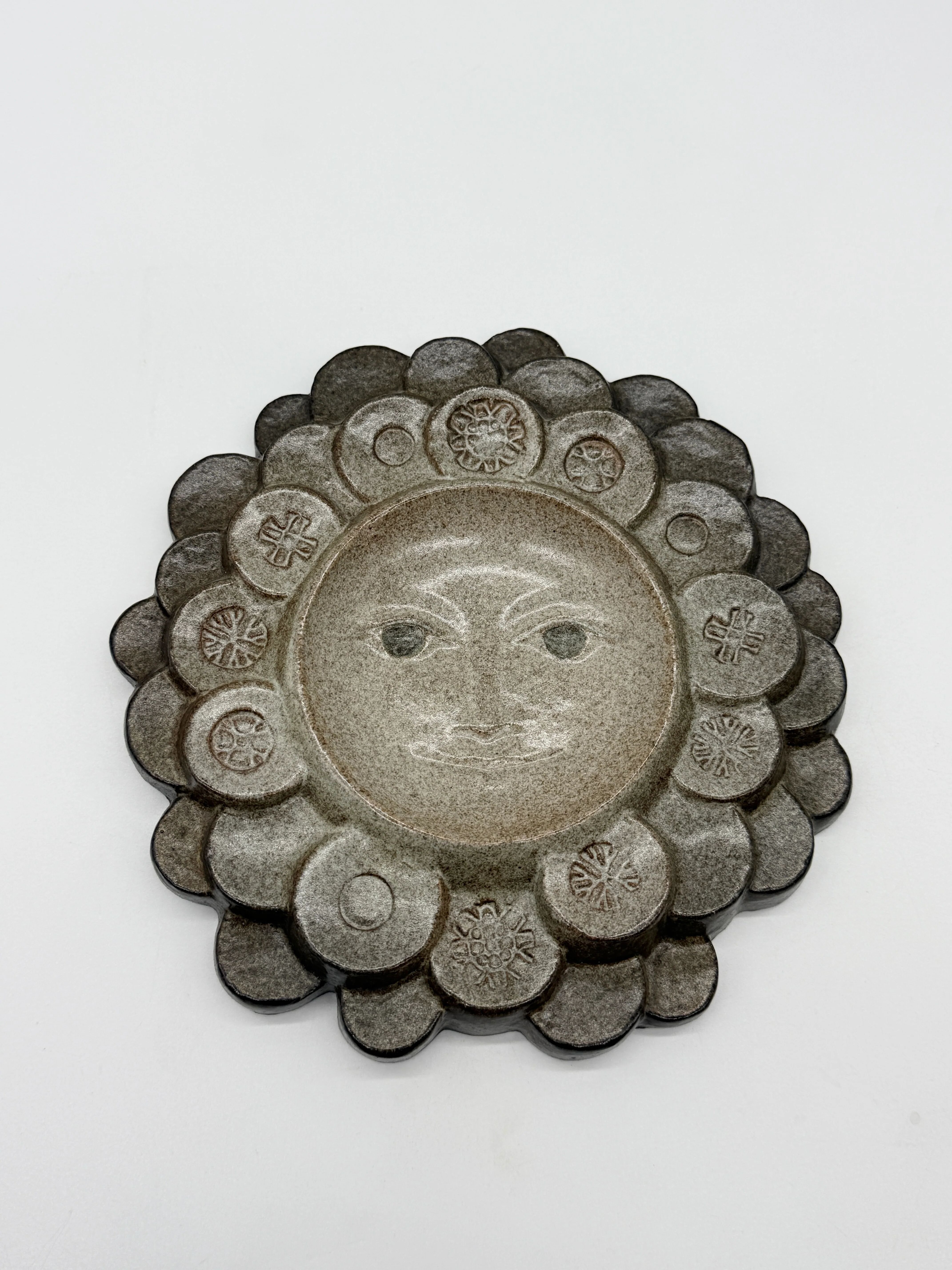 Céramique murale « visage solaire » — signée, circa 1970