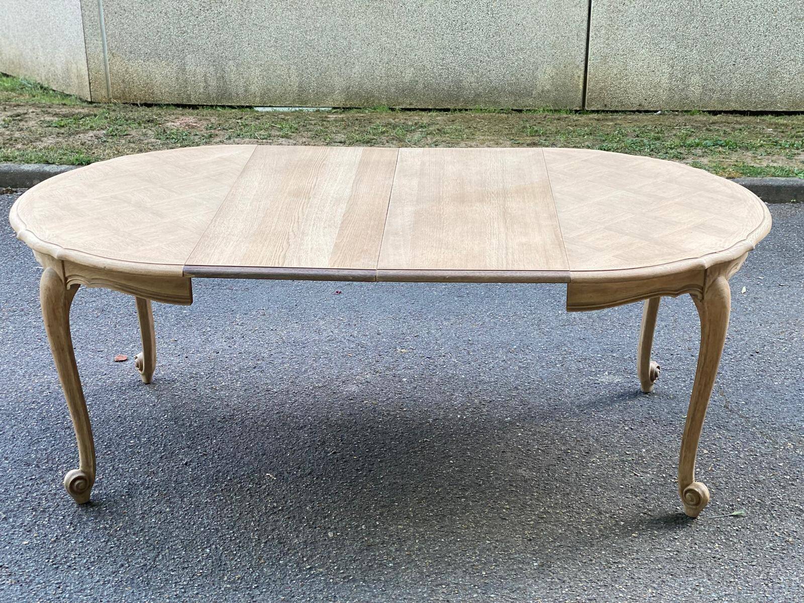 Extendable round Louis XV dining table, renovated in raw wood, 20th century, 200cm