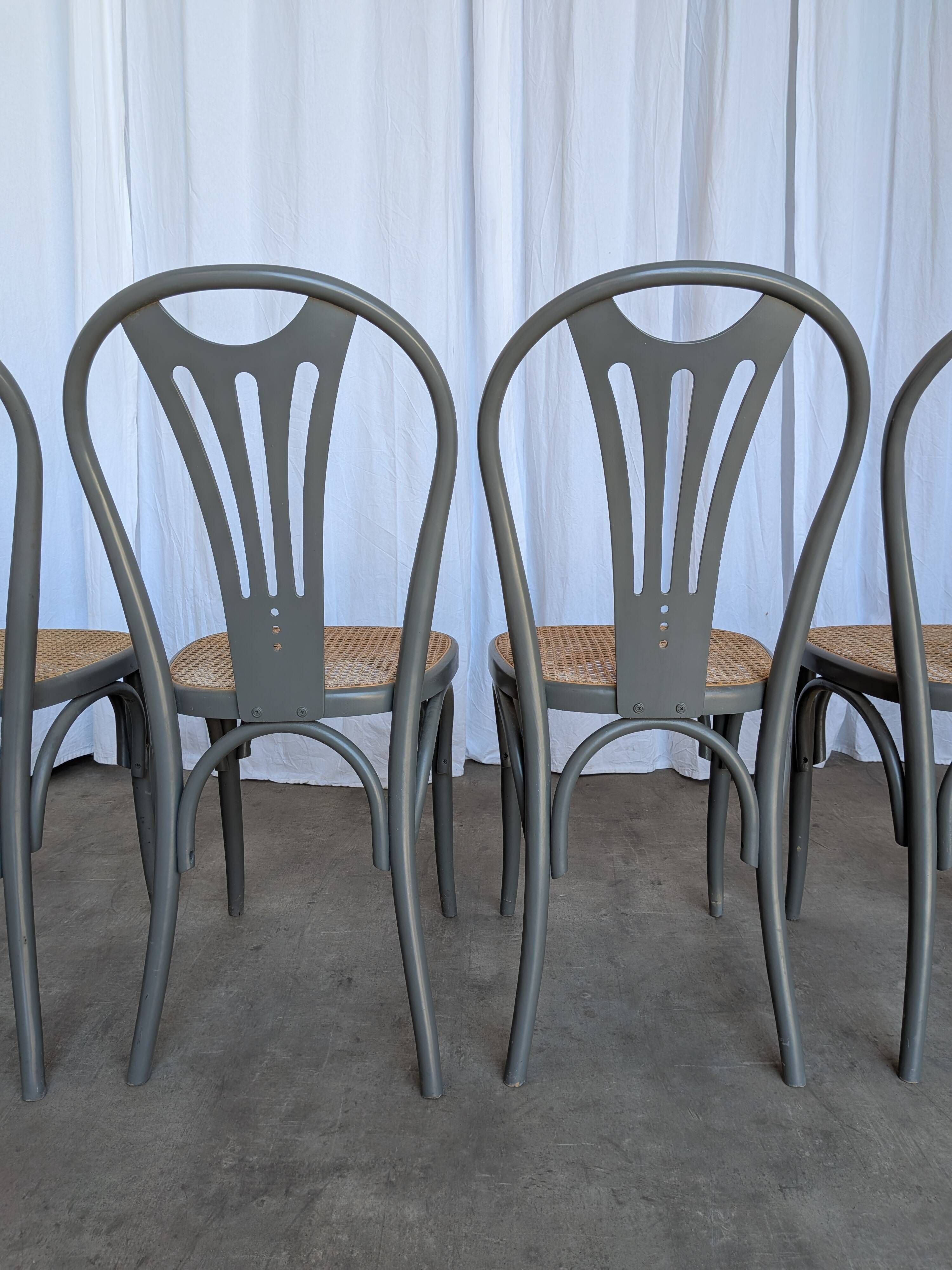 Ensemble de 6 chaises de salle à manger vintage grises en bois cintré : style Thonet, assise en cannage.