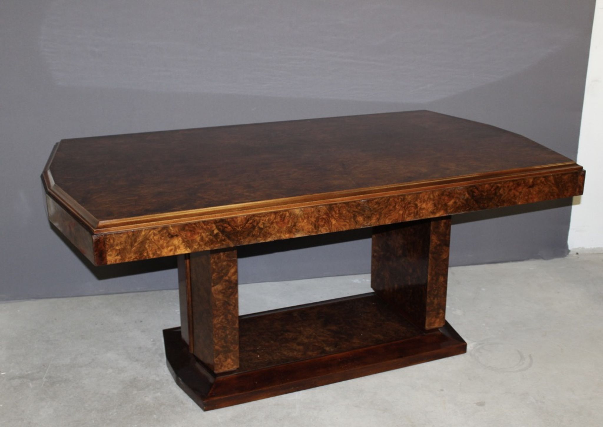 Table art déco en acajou et loupe d'orme vers 1930