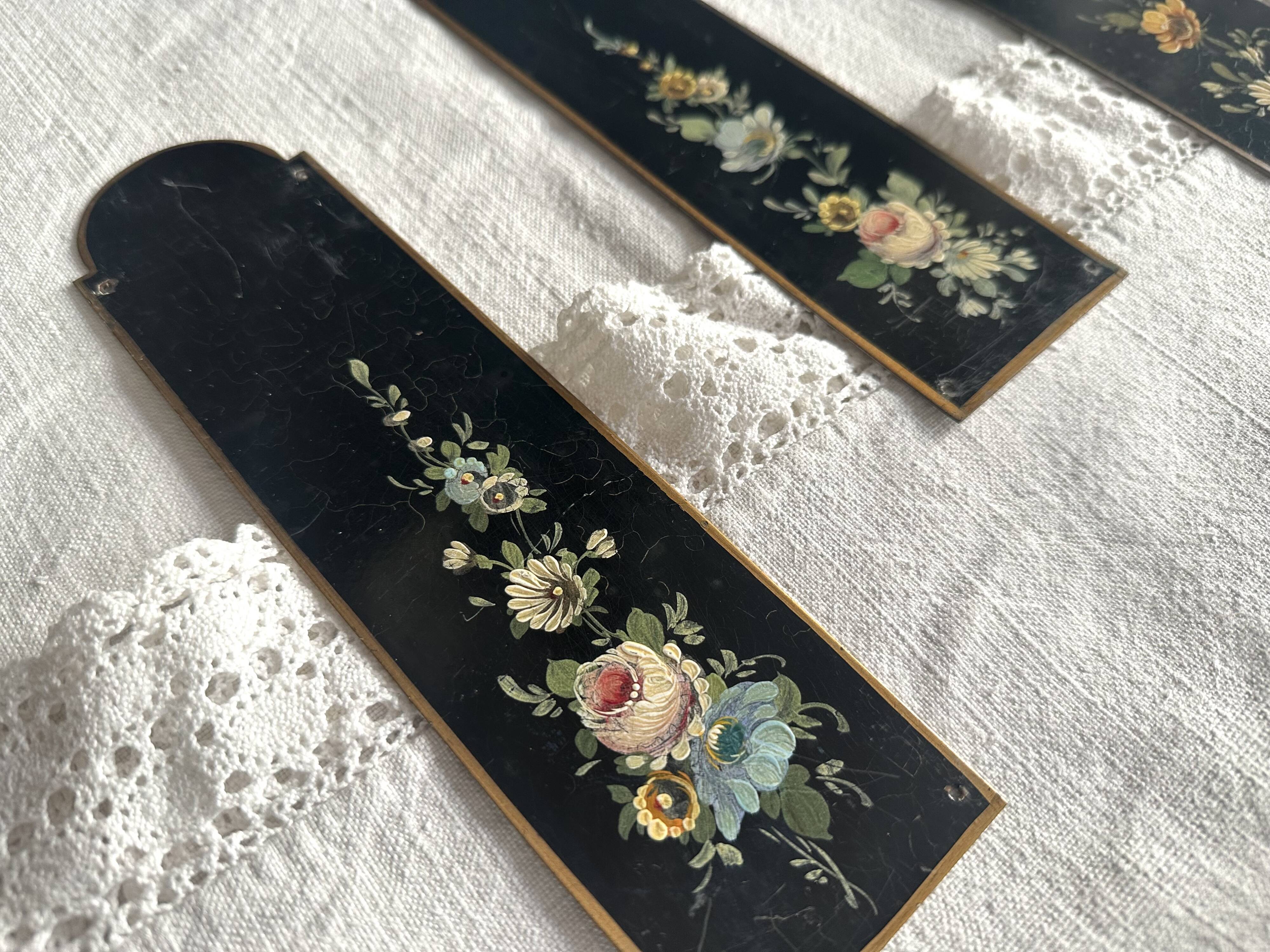 Plaques de propreté Napoléon III en tôle peinte, décor floral
