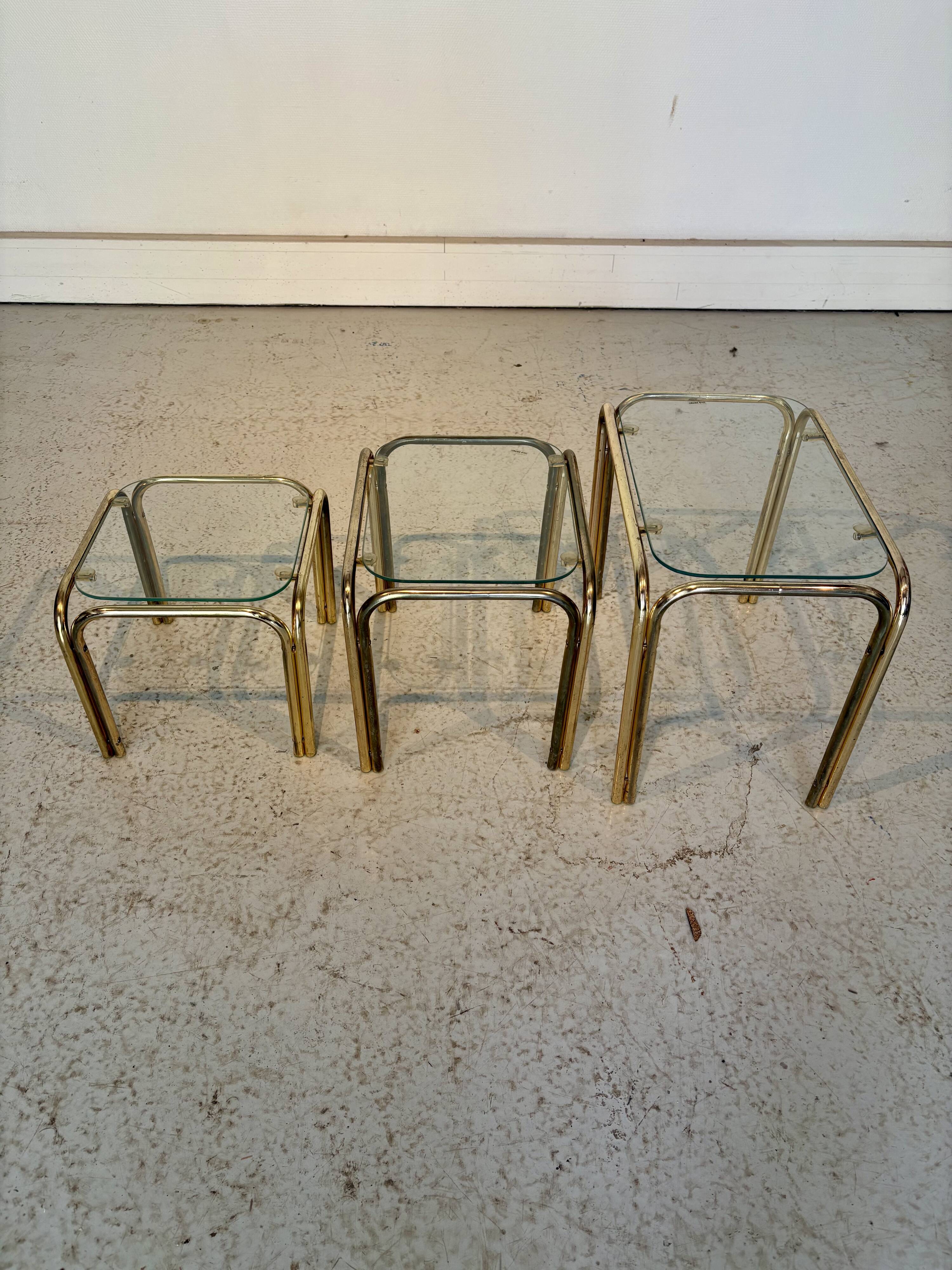 Tables gigognes vintage années 70 en laiton et verre – set de 3