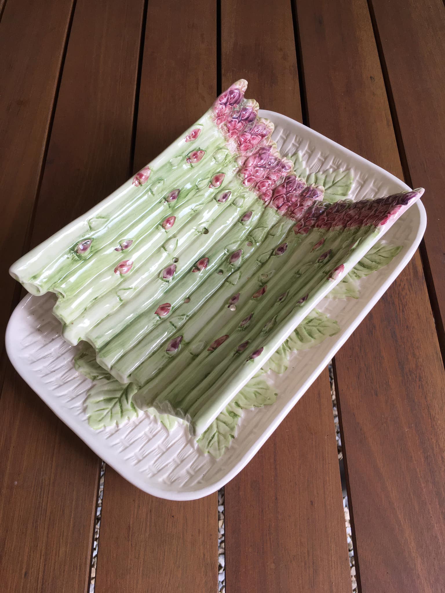 Service à asperges composé d’un plat et son égouttoir en barbotine. Estampillé FG