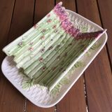 Service à asperges composé d’un plat et son égouttoir en barbotine. Estampillé FG