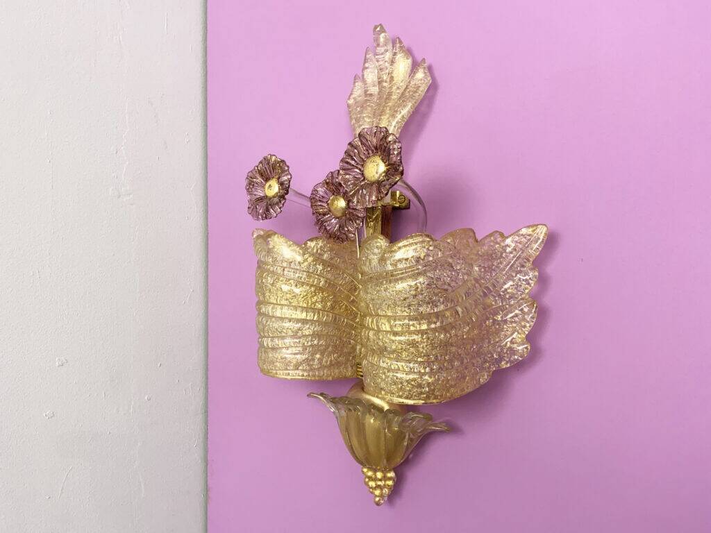 Trio / Ensemble de 3 appliques "Grand Hotel" par Barovier & Toso, Murano, Italie, années 1950. Verre vénitien avec de la poussière d'or et des fleurs en verre violet.