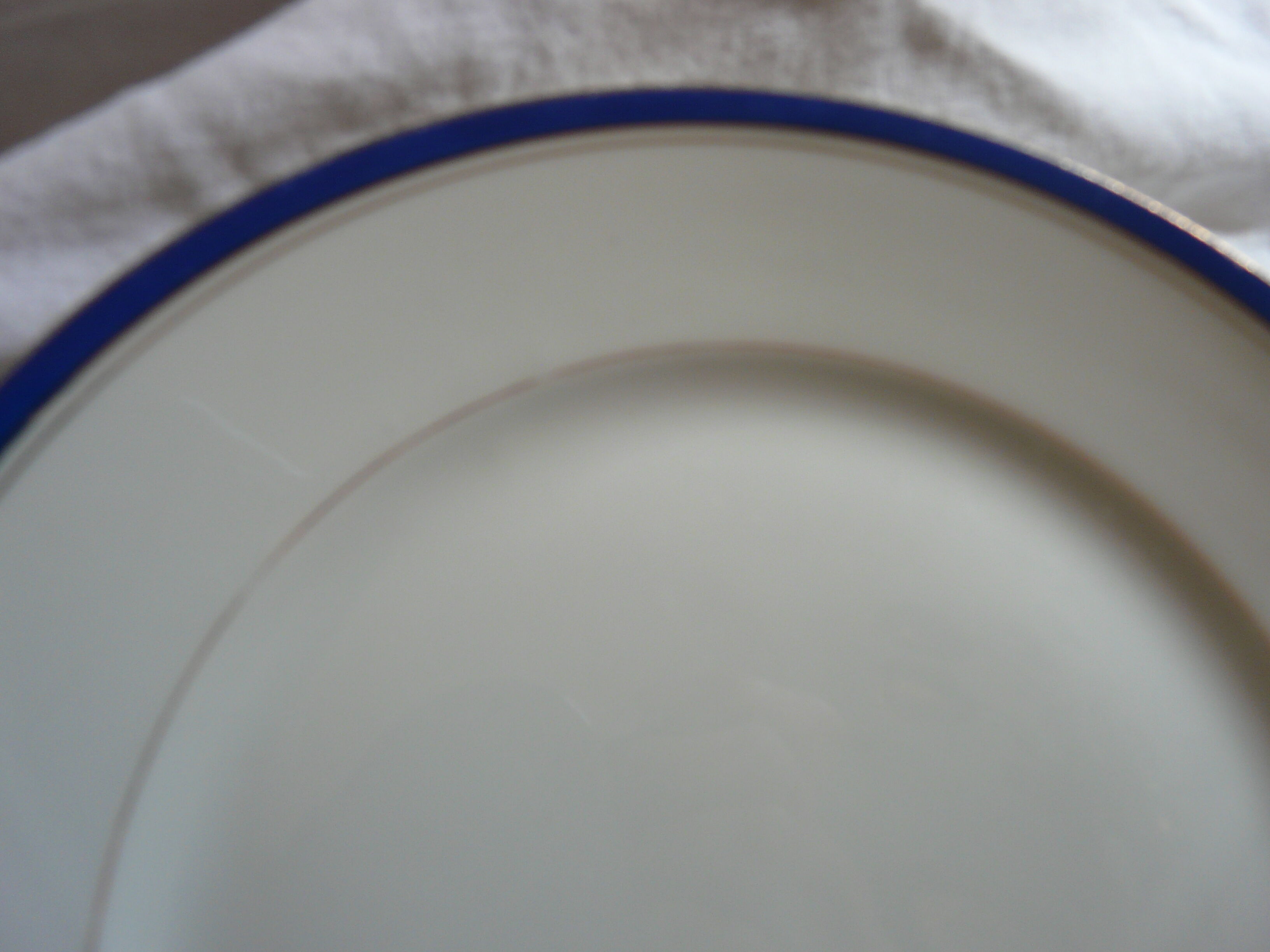 8 plates in Limoges porcelain gold and ultramarine blue fillets